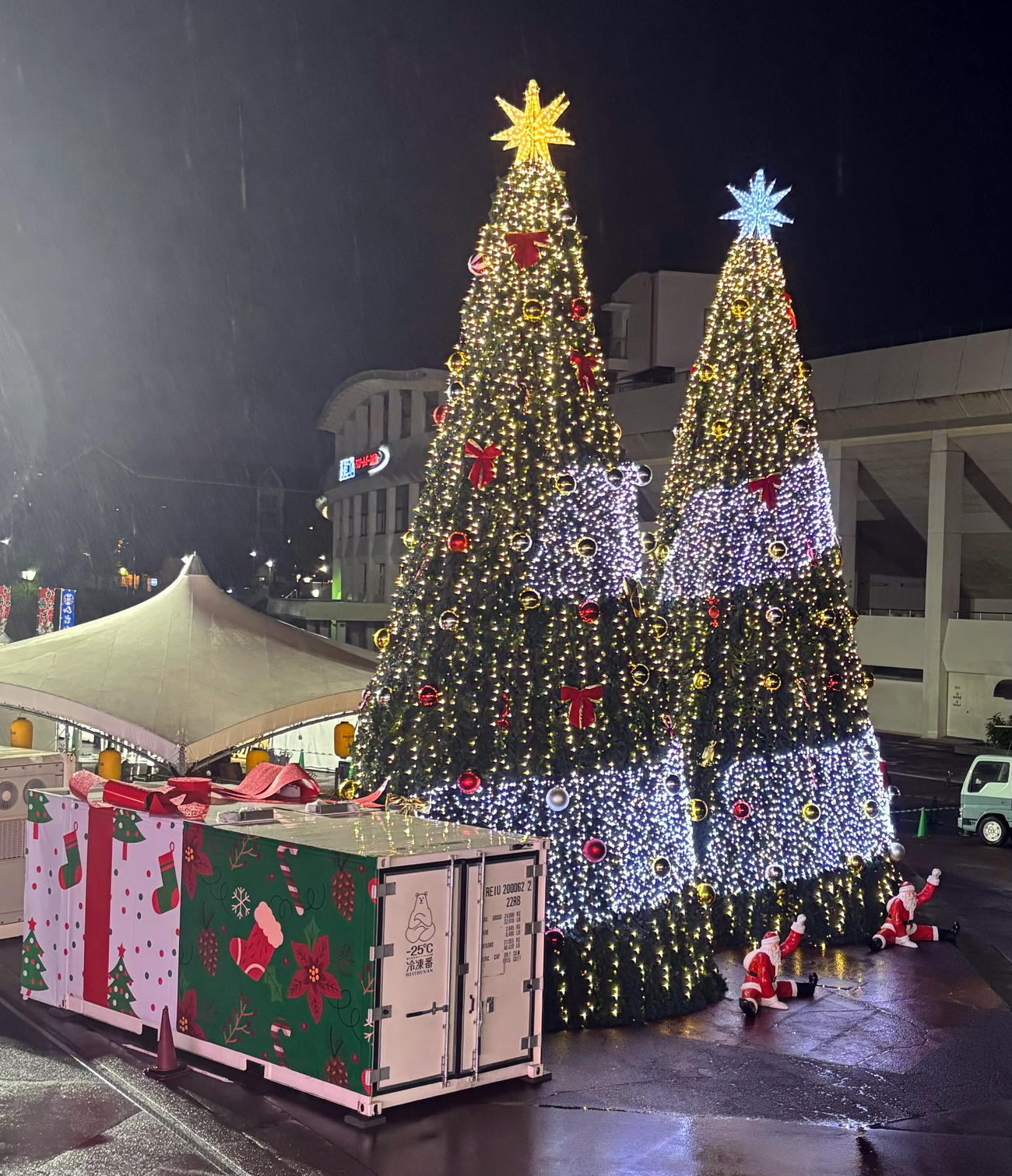 球場前広場に出現した東北最大級のクリスマスツリー