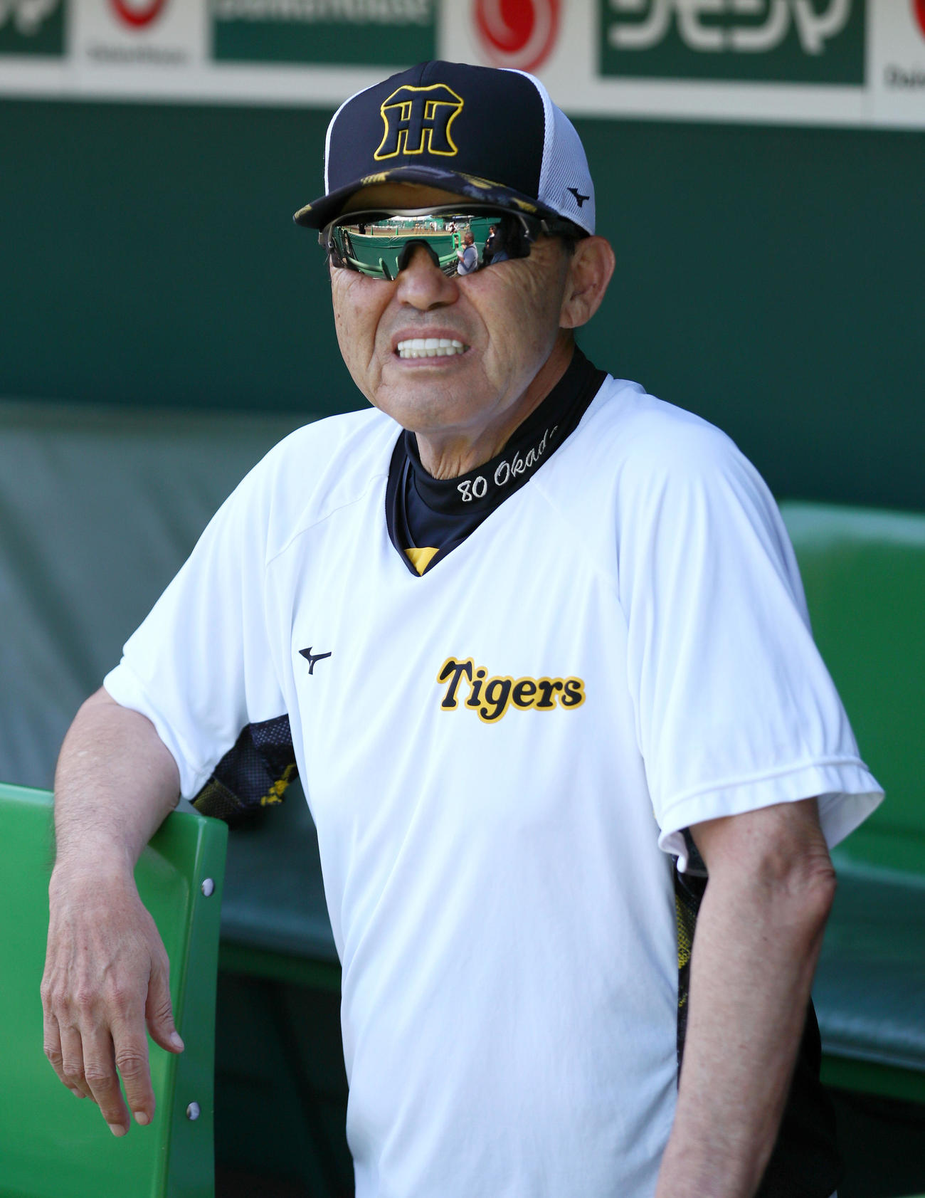 阪神対中日　ベンチで暑そうな阪神岡田監督（撮影・上山淳一）
