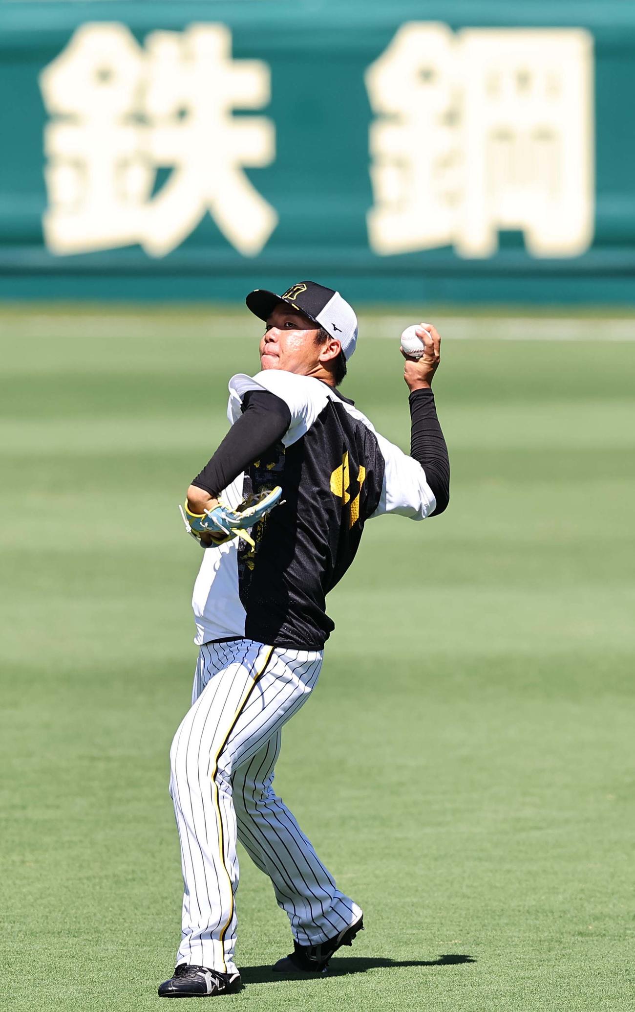 阪神対中日　キャッチボールをする村上（撮影・上田博志）