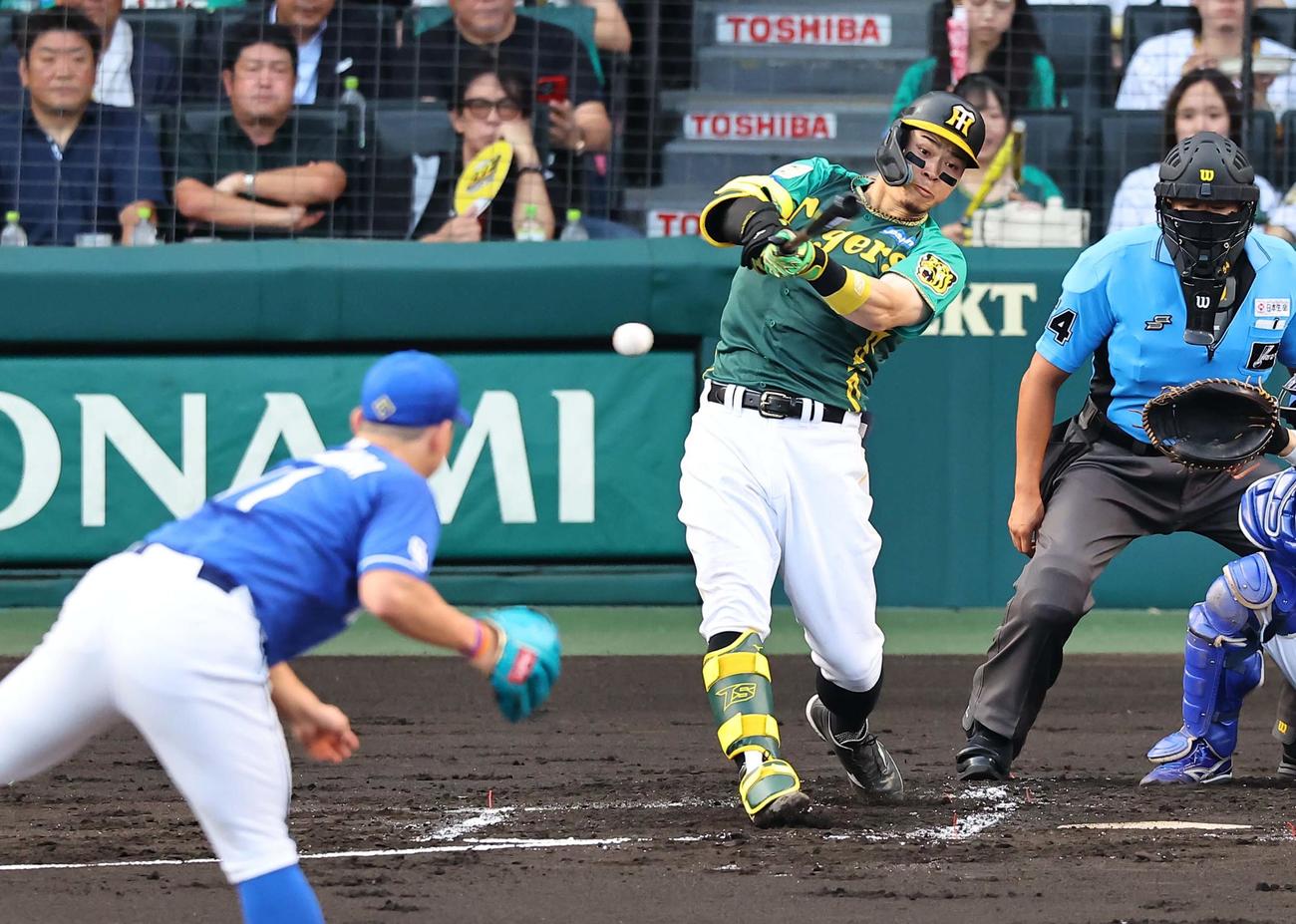 阪神対中日　1回裏阪神2死二塁、佐藤輝は右前に先制適時打を放つ（撮影・上田博志）