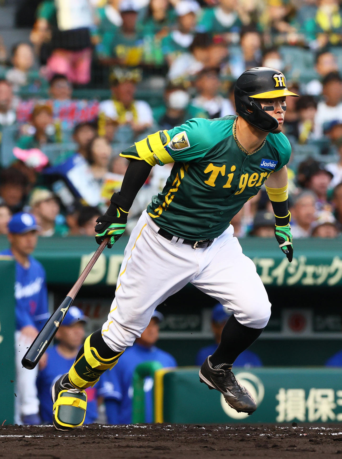 阪神対中日　1回裏阪神2死二塁、佐藤輝は先制の右前適時打を放つ（撮影・上山淳一）