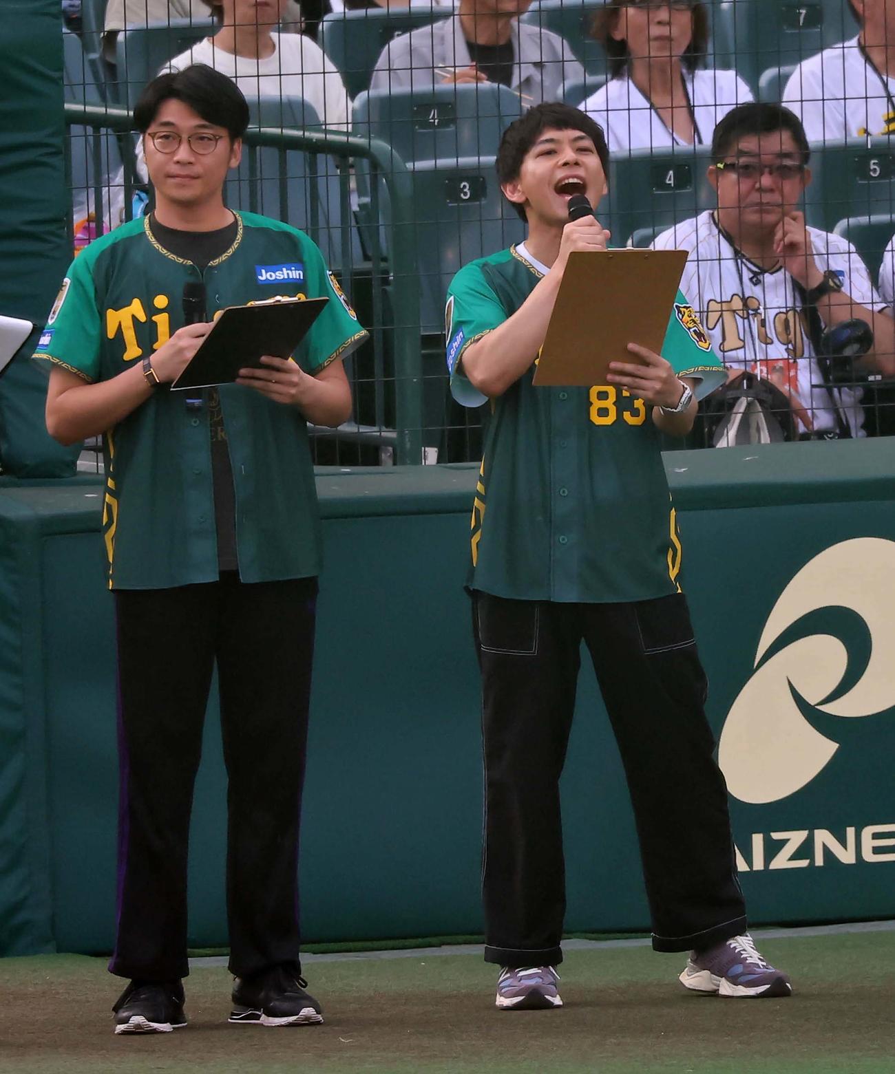 阪神対中日　メンバー紹介をするさや香の石井（右）と新山（撮影・上田博志）
