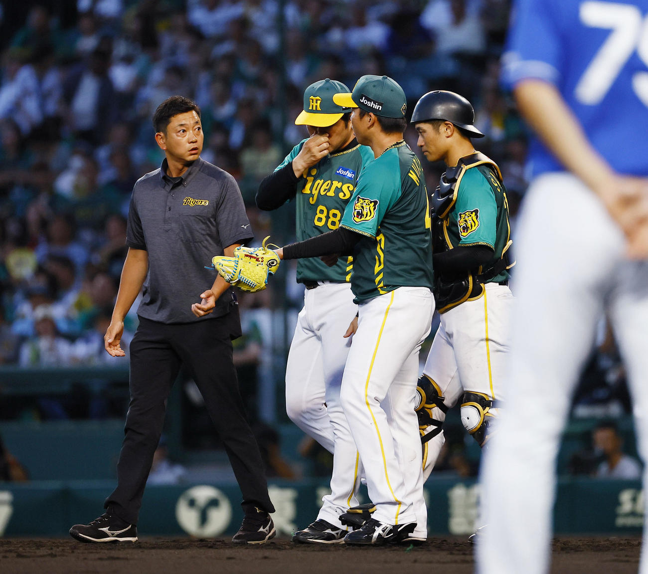 阪神対中日　3回表中日無死一、二塁、細川の打球にあたりトレーナーらと話をする村上（左から3人目）（撮影・藤尾明華）