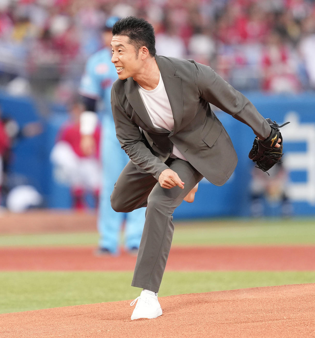 ヤクルト対広島　始球式で投球するなかやまきんに君（撮影・鈴木みどり）