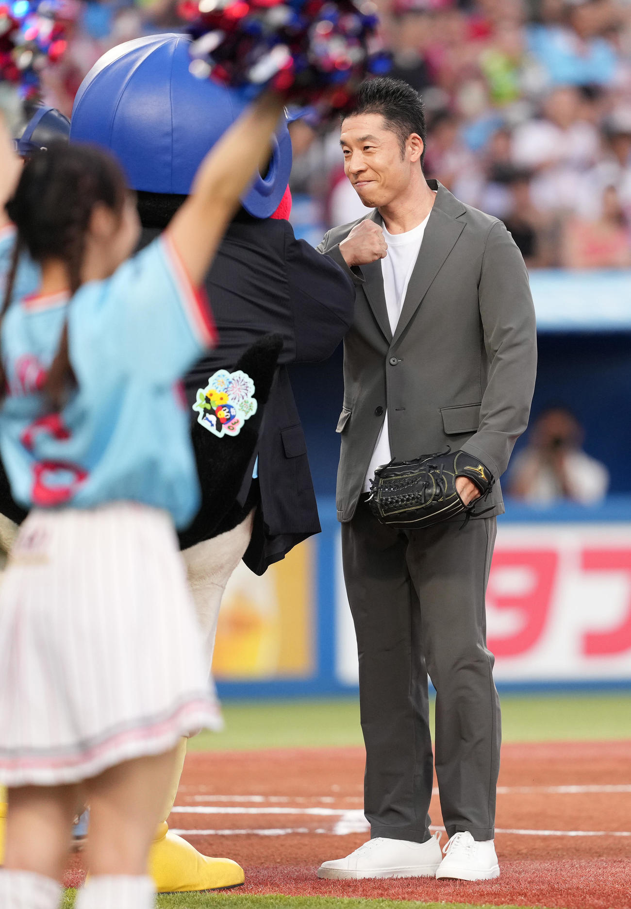 ヤクルト対広島　始球式の投球を終えたなかやまきんに君（右）はつば九郎と一緒に「パワー！」（撮影・鈴木みどり）