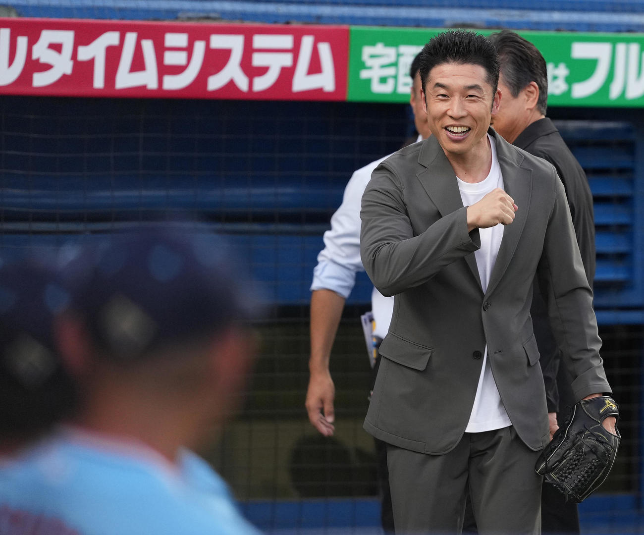 ヤクルト対広島　始球式の投球を終えたなかやまきんに君はヤクルトベンチに向かって「パワー！」（撮影・鈴木みどり）