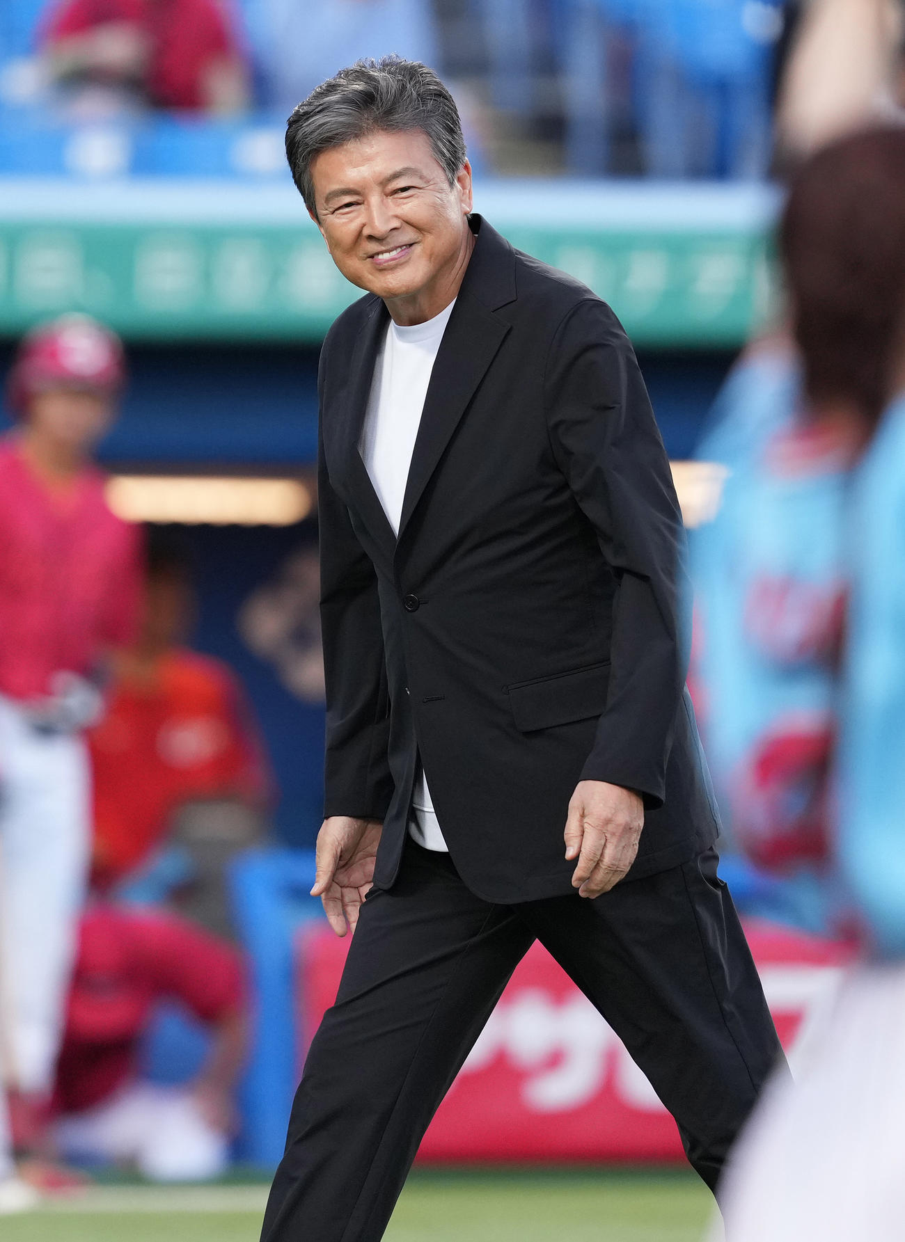 ヤクルト対広島　始球式で球審役を務めた三浦友和は笑顔（撮影・鈴木みどり）