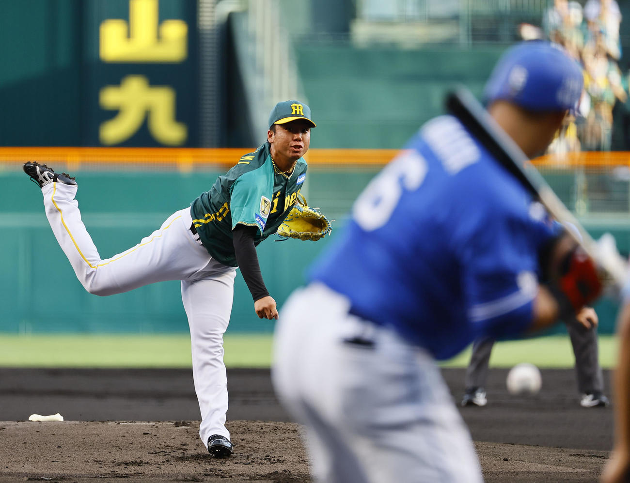 阪神対中日　1回表中日1死二、三塁、中田を見逃し三振に仕留める村上（撮影・藤尾明華）