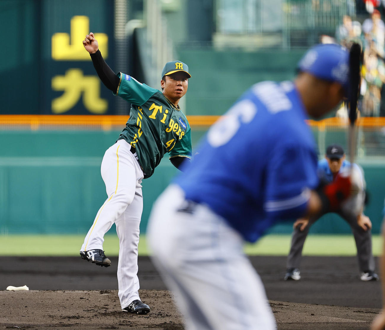 阪神対中日　1回表中日1死二、三塁、中田を見逃し三振に仕留める村上（撮影・藤尾明華）