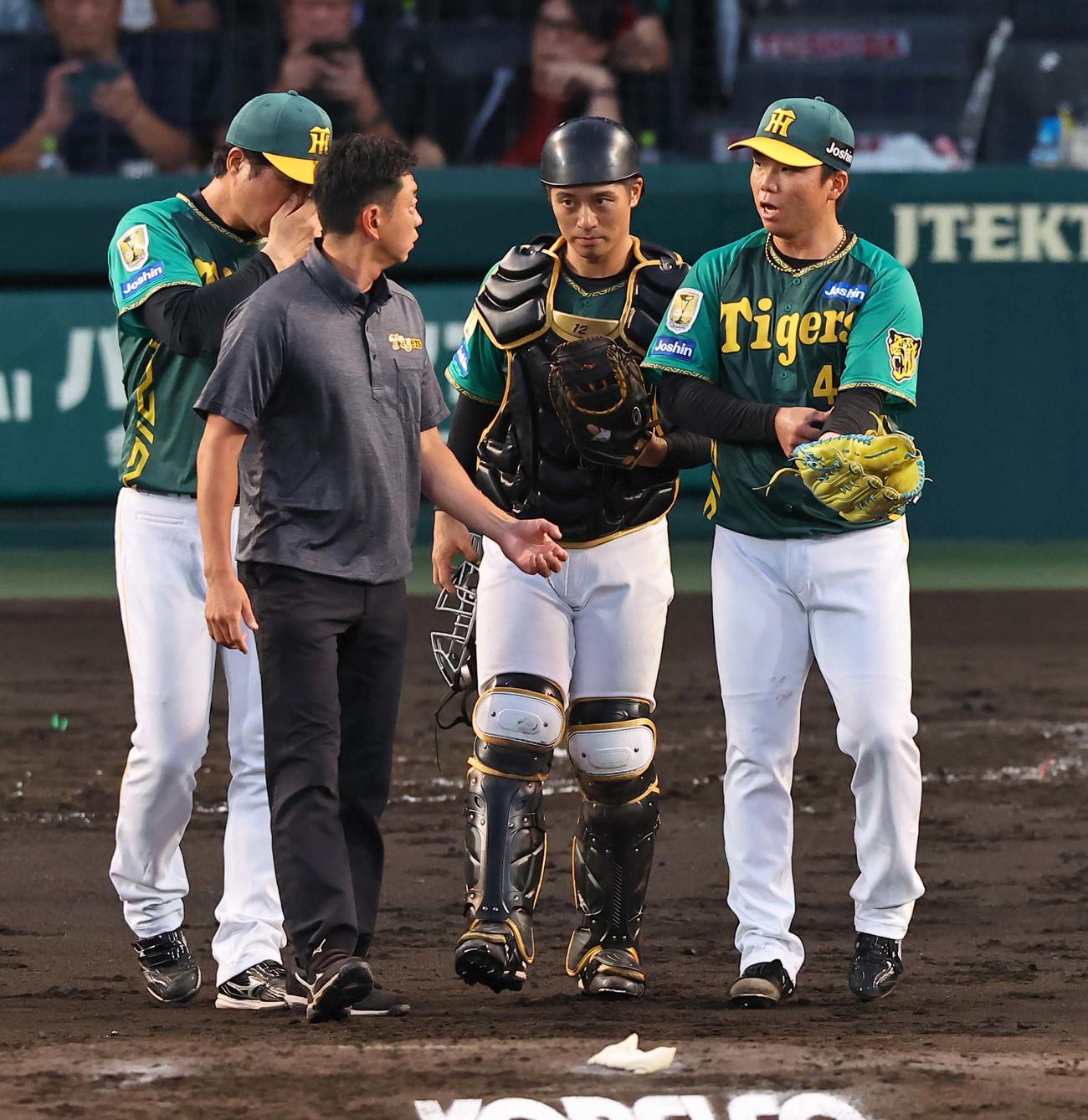阪神対中日　3回表中日無死一、二塁、細川の打球が当たった左ひじを押さえる村上（撮影・上田博志）