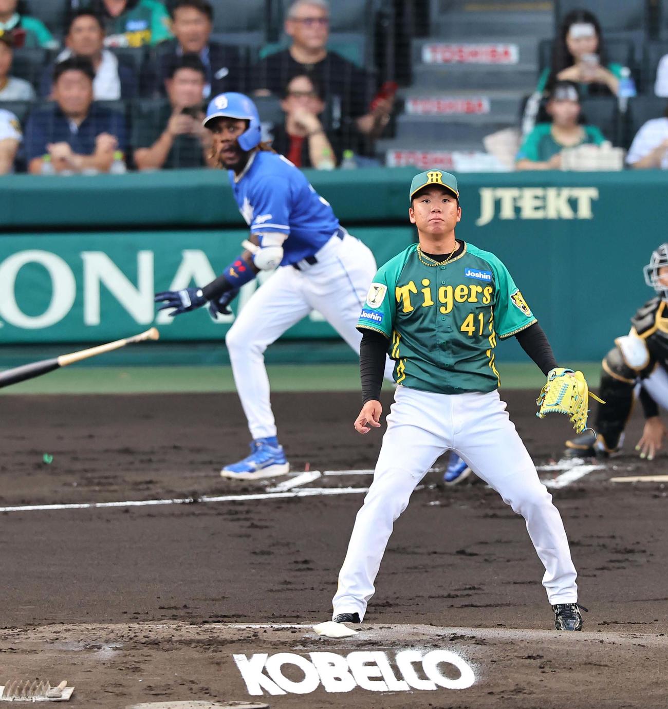 阪神対中日　1回表中日1死二、三塁、村上はカリステを中飛に打ち取る（撮影・上田博志）