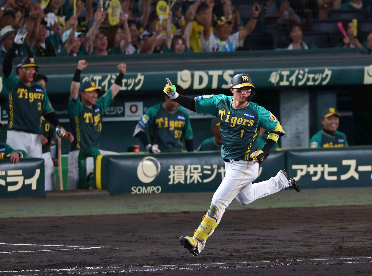 阪神対中日　7回裏阪神2死一、二塁、森下は左越えに3点本塁打を放つ（撮影・上田博志）