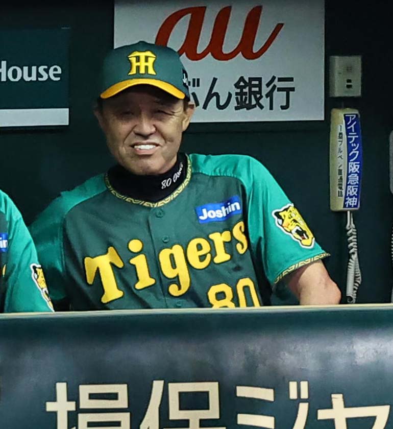 阪神対中日　ベンチで笑顔を見せる岡田監督（撮影・上田博志）