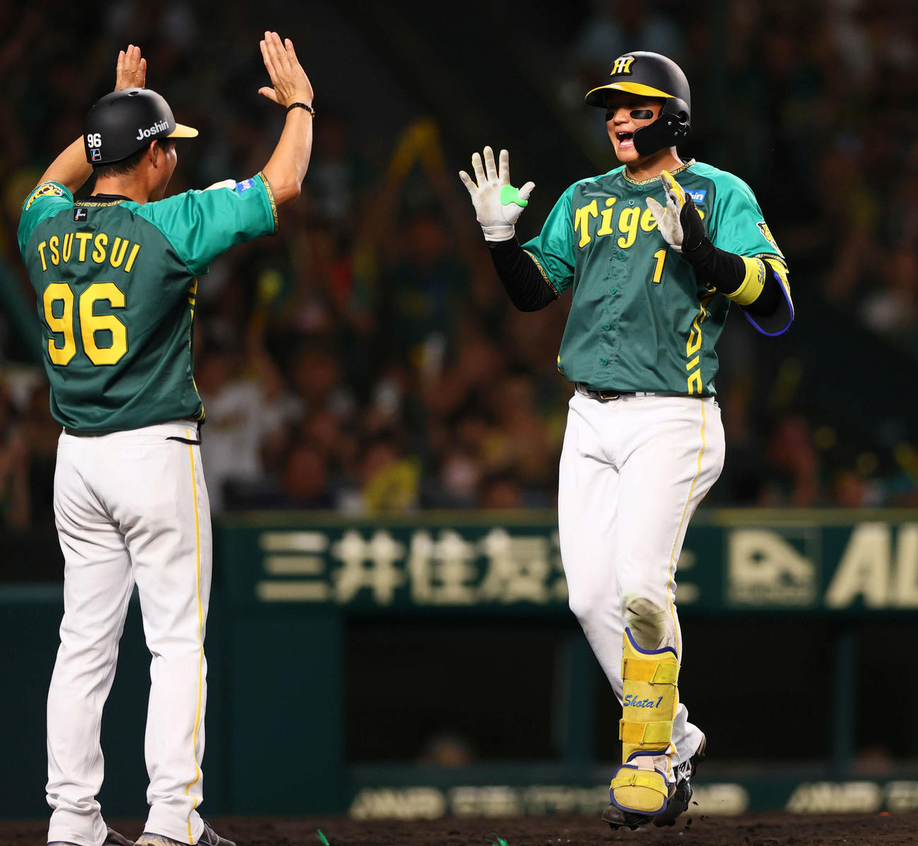 阪神対中日　7回裏阪神2死一、二塁、3点本塁打を放った森下（右）はジャンプで生還（撮影・上山淳一）