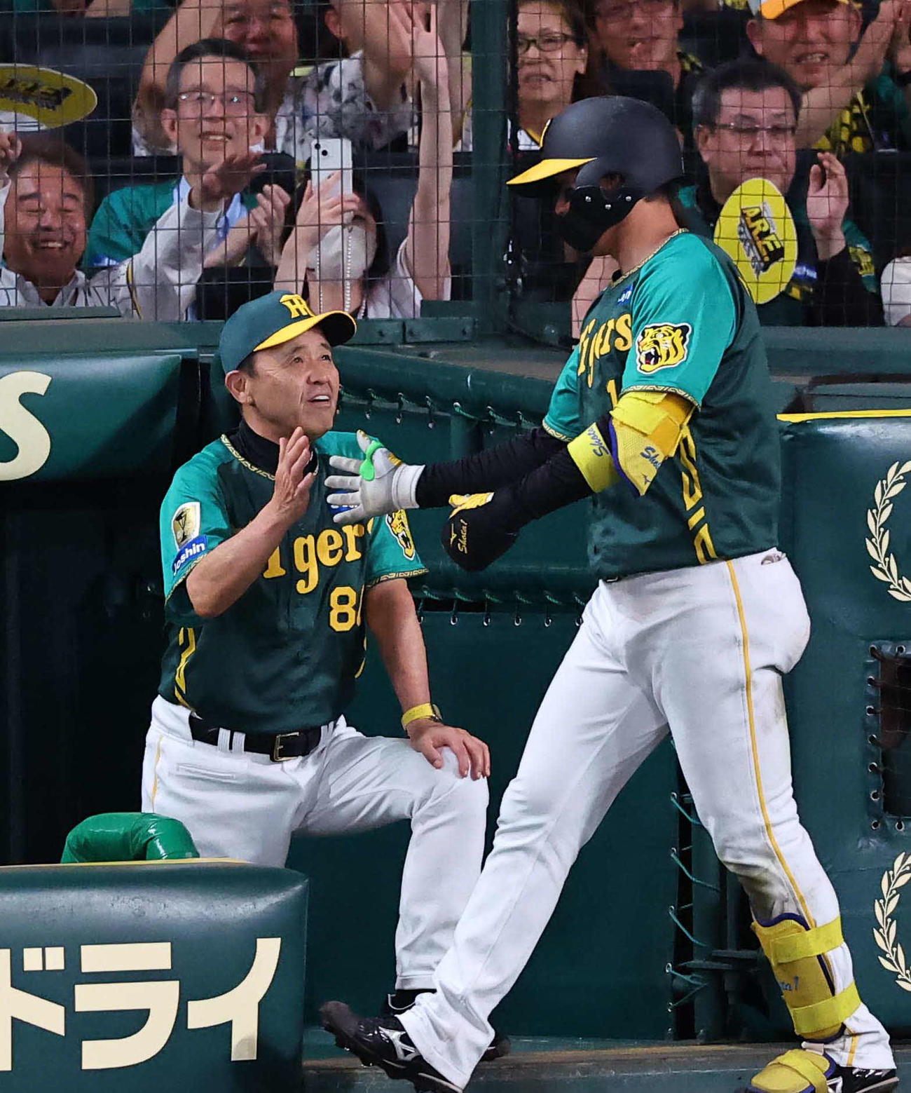 阪神対中日　7回裏阪神2死一、二塁、左越え3点本塁打を放った森下（右）を笑顔で出迎える岡田監督（撮影・上田博志）