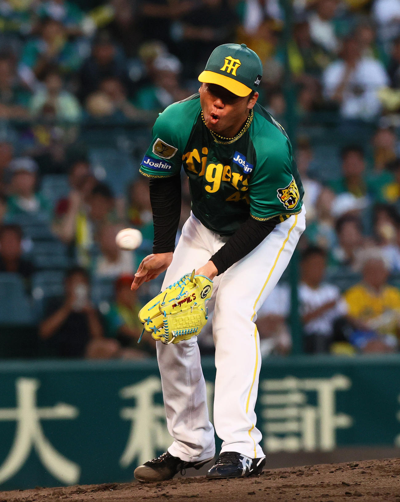 阪神対中日　3回表中日無死一、二塁、村上は細川に投手強襲内野安打を浴びる（撮影・上山淳一）