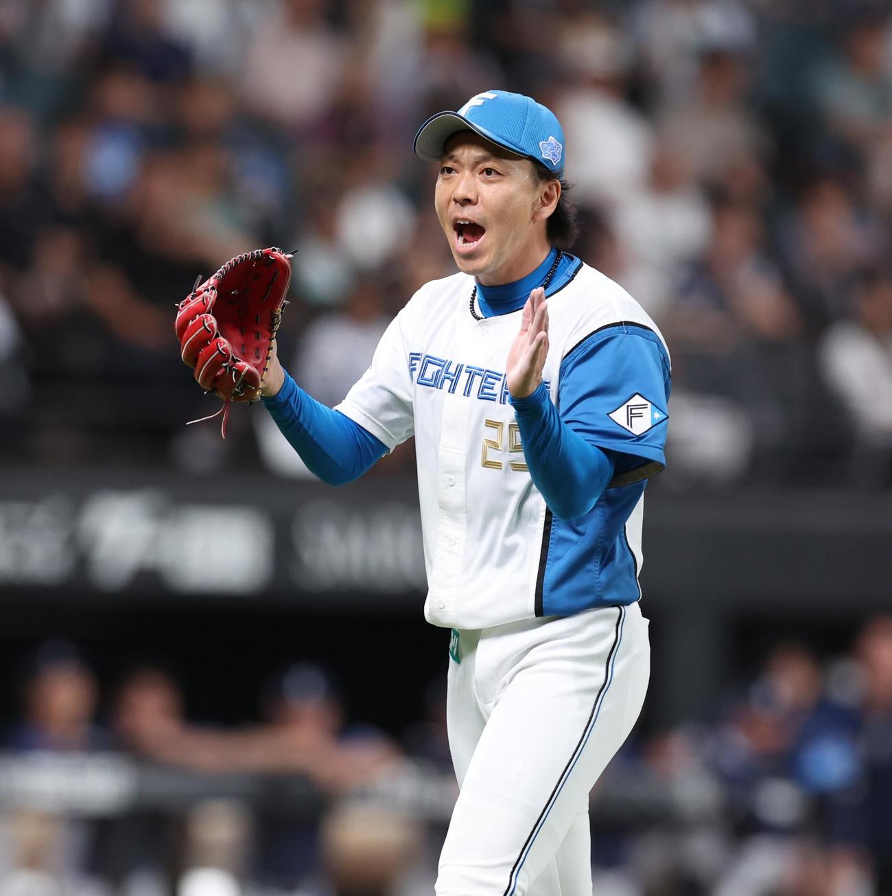 日本ハム対西武　12回表、打者を3人で抑え叫ぶ宮西（撮影・黒川智章）