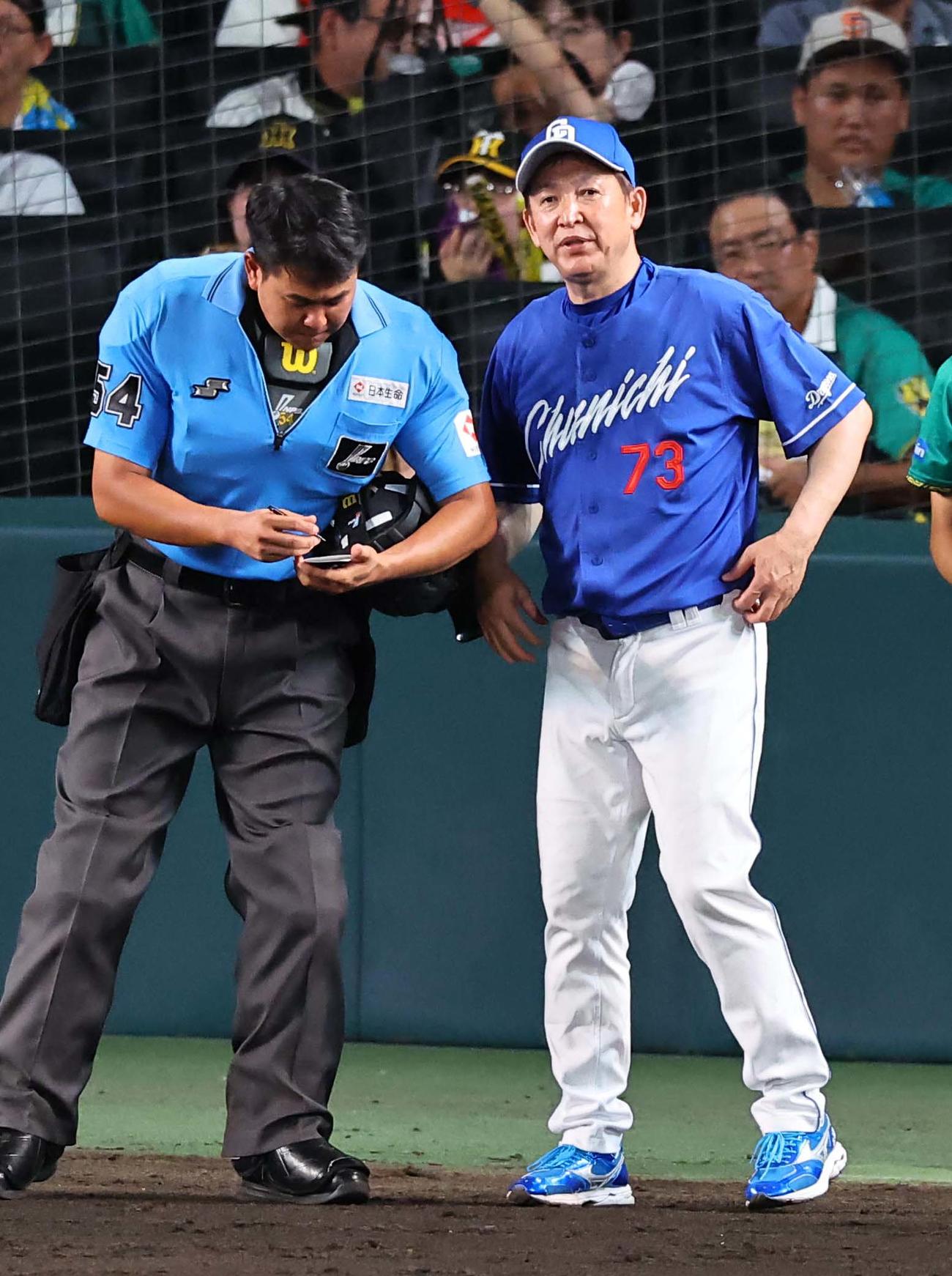 阪神対中日　選手交代を告げる立浪監督（撮影・上田博志）
