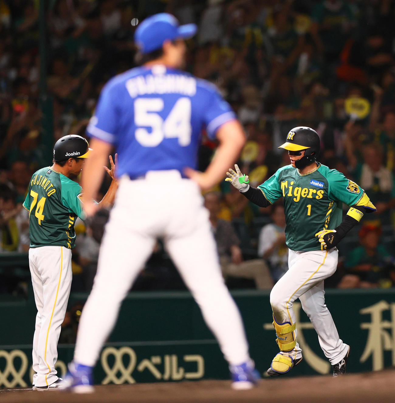 阪神対中日　7回裏阪神2死一、二塁、森下（右）は左越え3点本塁打を放ちダイヤモンドを1周する（撮影・上山淳一）