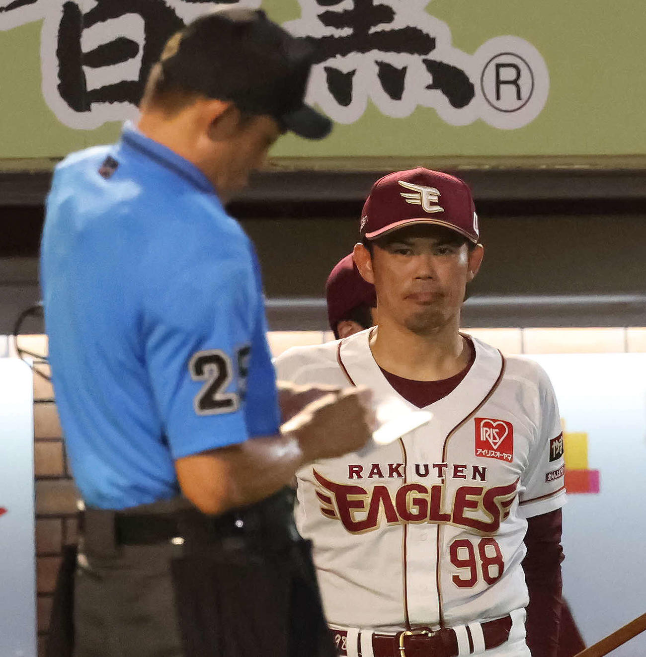 楽天対ロッテ　8回、選手の交代を告げる楽天今江監督（撮影・丹羽敏通）
