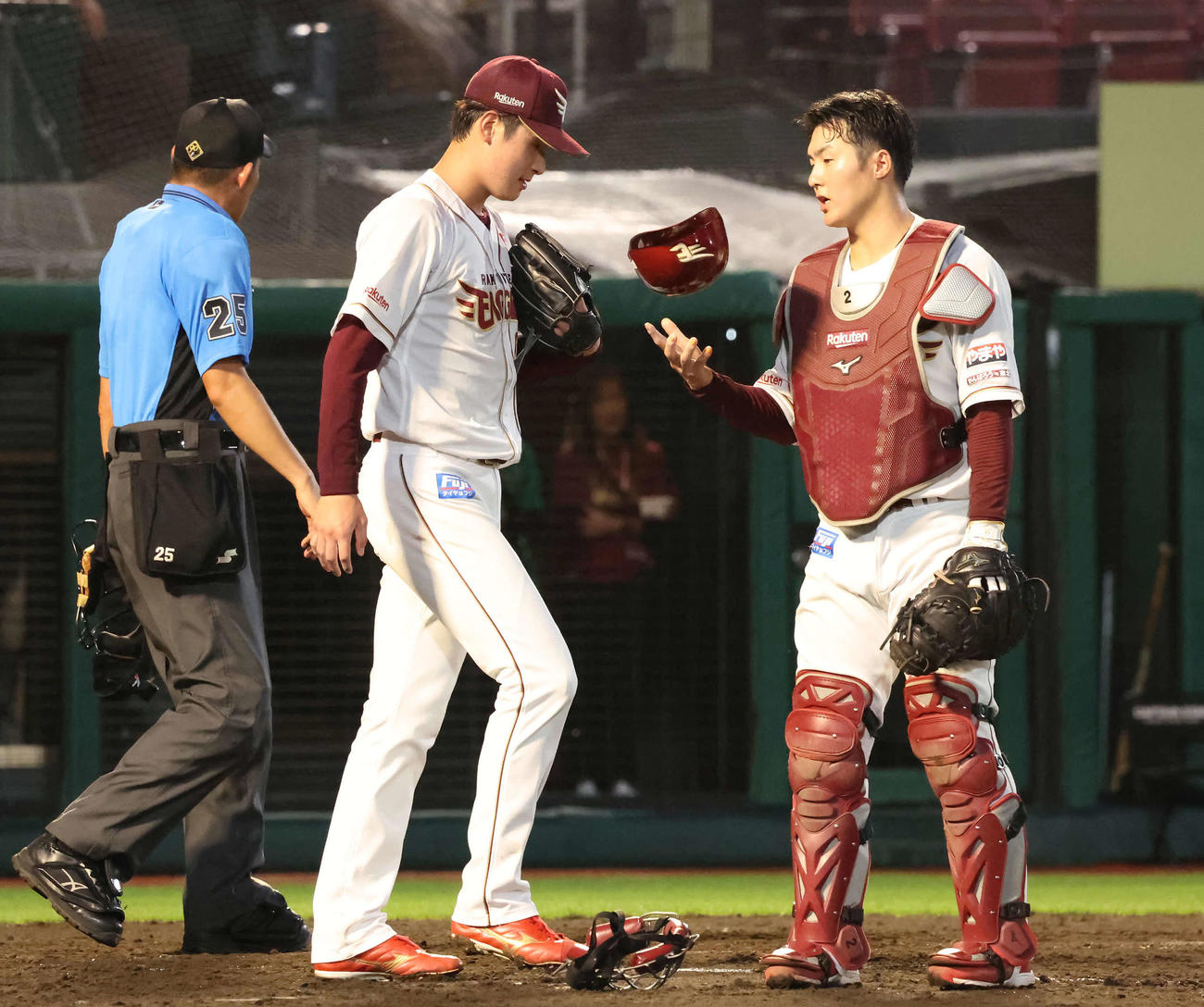 楽天対ロッテ　3回表ロッテ2死満塁、高部に走者一掃の適時二塁打を打たれた先発内と捕手太田のバッテリー（撮影・丹羽敏通）
