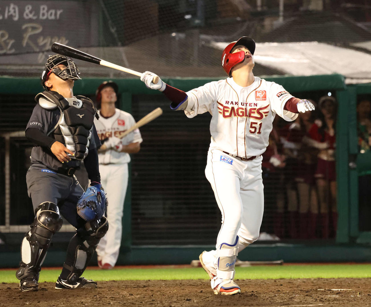 楽天対ロッテ5回裏楽天2死一、二塁、小郷は一邪飛に倒れる。捕手田村（撮影・丹羽敏通）
