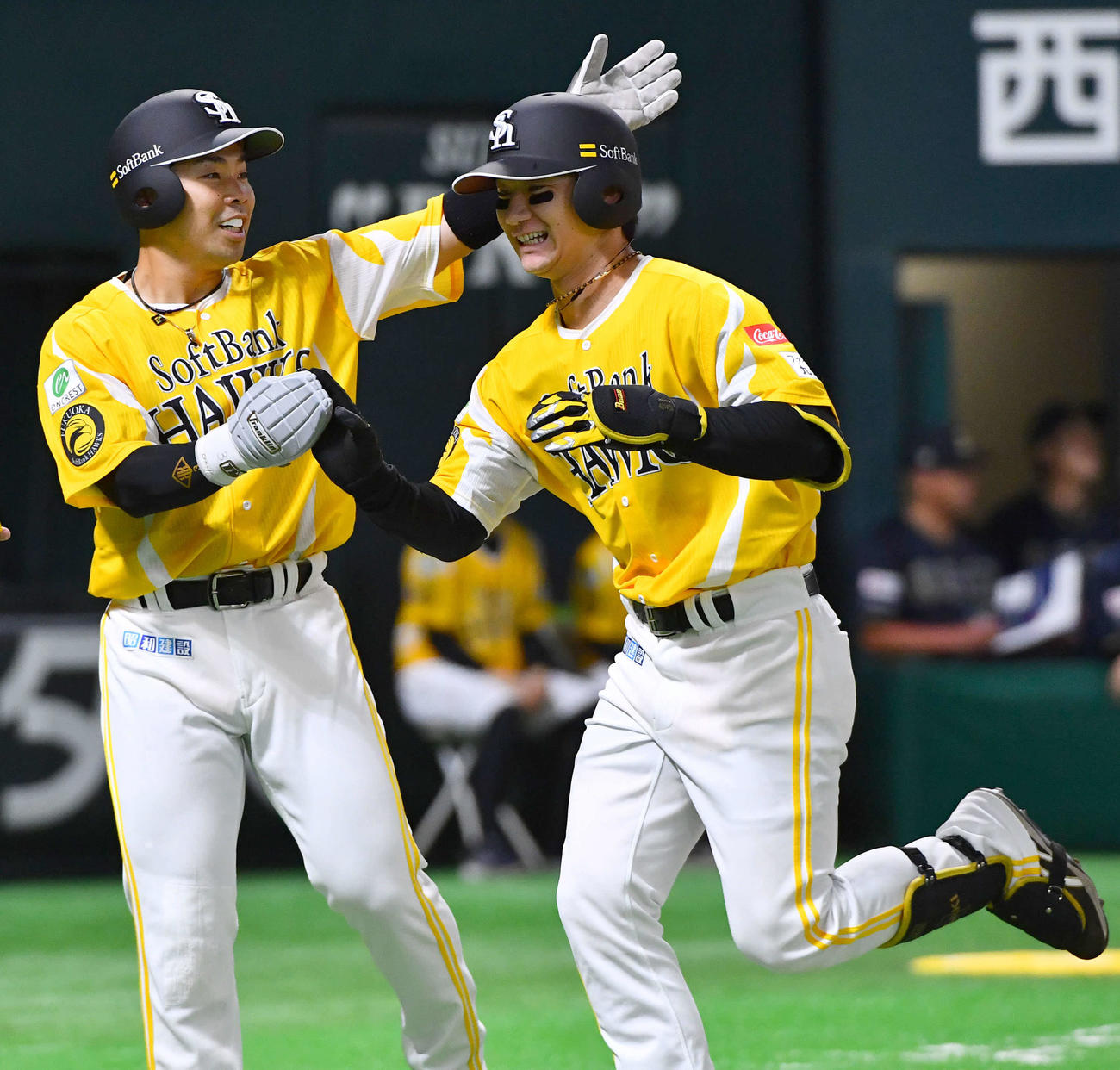 ソフトバンク対オリックス　1回裏ソフトバンク2死二塁、中越え2点本塁打を放った正木（右）は、近藤に手荒く迎えられる（撮影・岩下翔太）