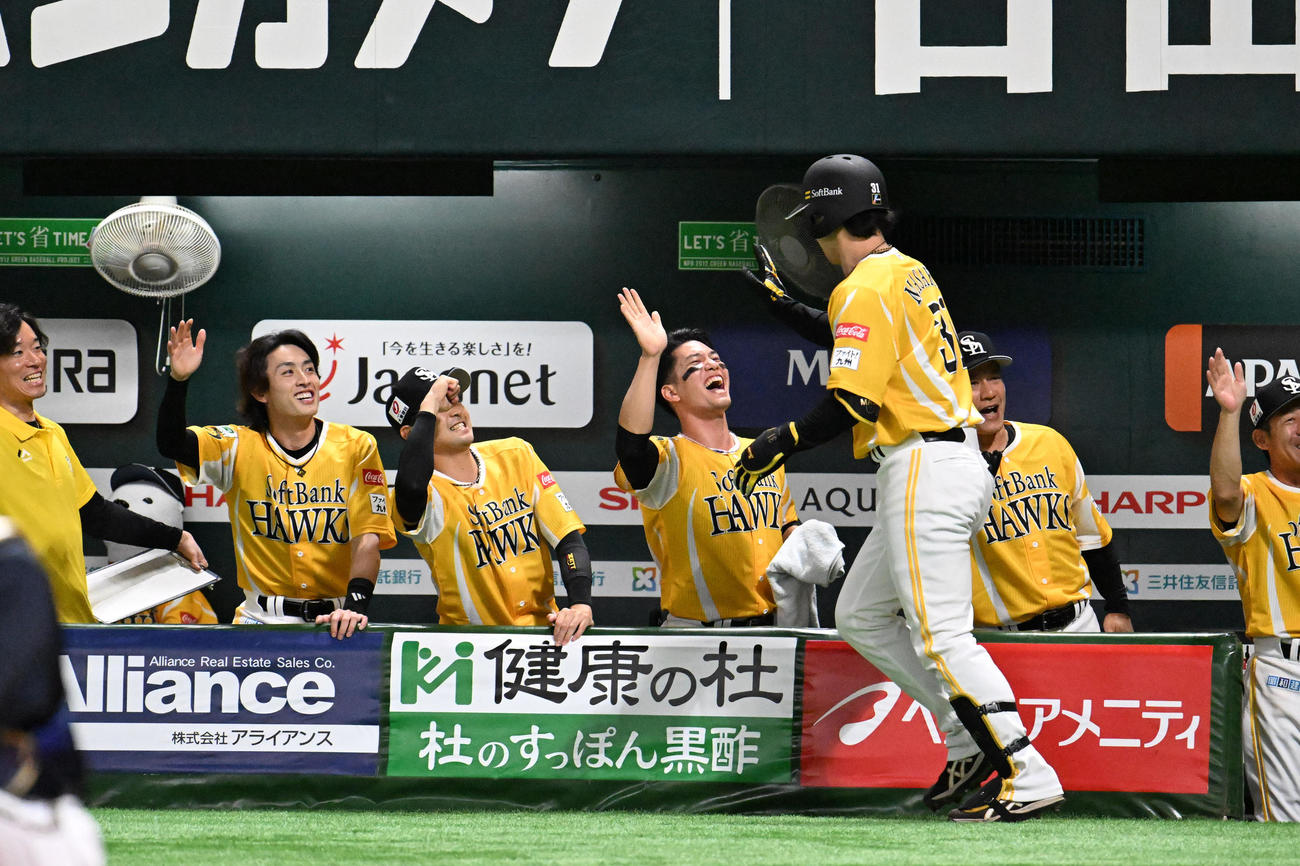 ソフトバンク対オリックス　1回裏ソフトバンク2死二塁、正木は中越えに2点本塁打を放ちナインから祝福を受ける（撮影・林敢治）