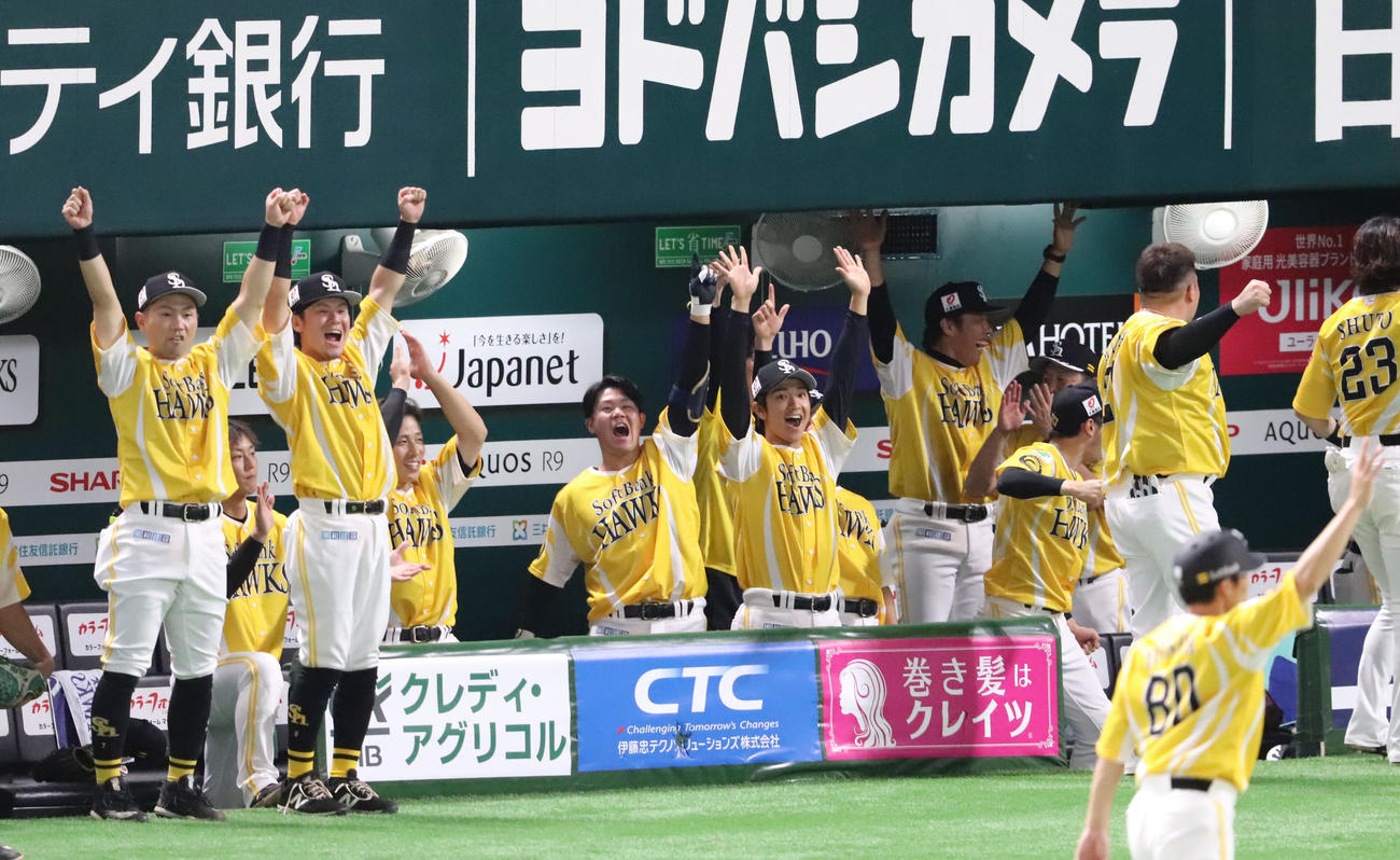 ソフトバンク対オリックス　1回裏ソフトバンク2死二塁、正木は中越えの2点本塁打を放ち喜ぶソフトバンクベンチ（撮影・鬼束羽瑠菜）