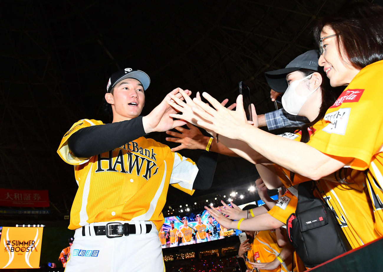 ソフトバンク対オリックス　オリックスに勝利し、ファンとハイタッチする正木（撮影・岩下翔太）