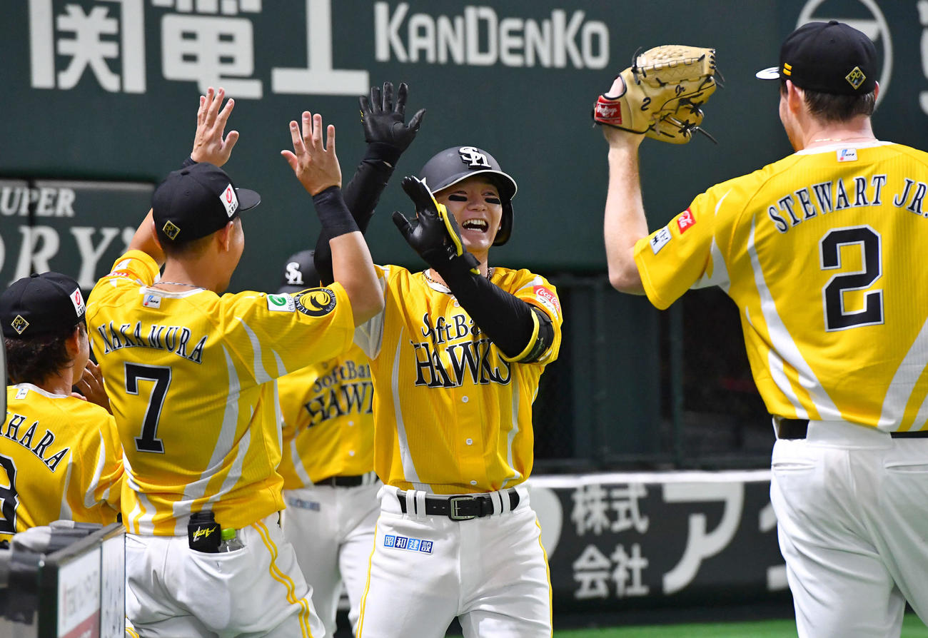 ソフトバンク対オリックス　1回裏ソフトバンク2死二塁、中越え2点本塁打を放ち、笑顔でタッチを交わす正木（撮影・岩下翔太）