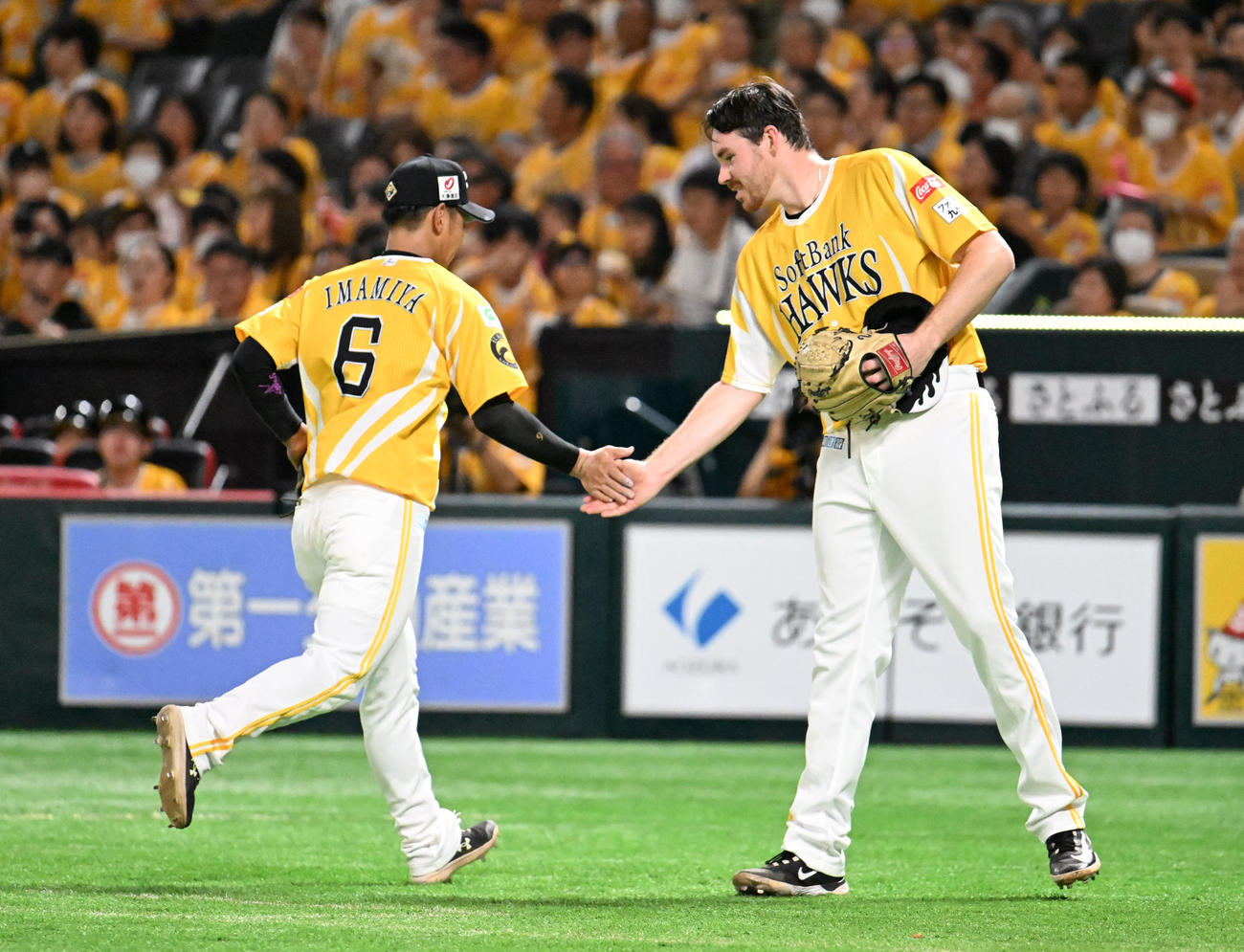 ソフトバンク対オリックス　6回、スチュワート（右）とタッチを交わす今宮（左）（撮影・林敢治）