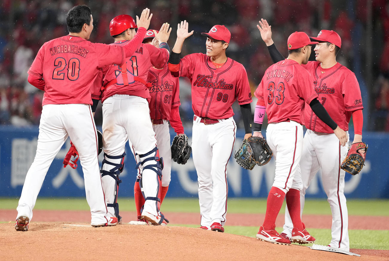 ヤクルト対広島　ヤクルトに勝利しタッチを交わす広島ナイン（撮影・鈴木みどり）