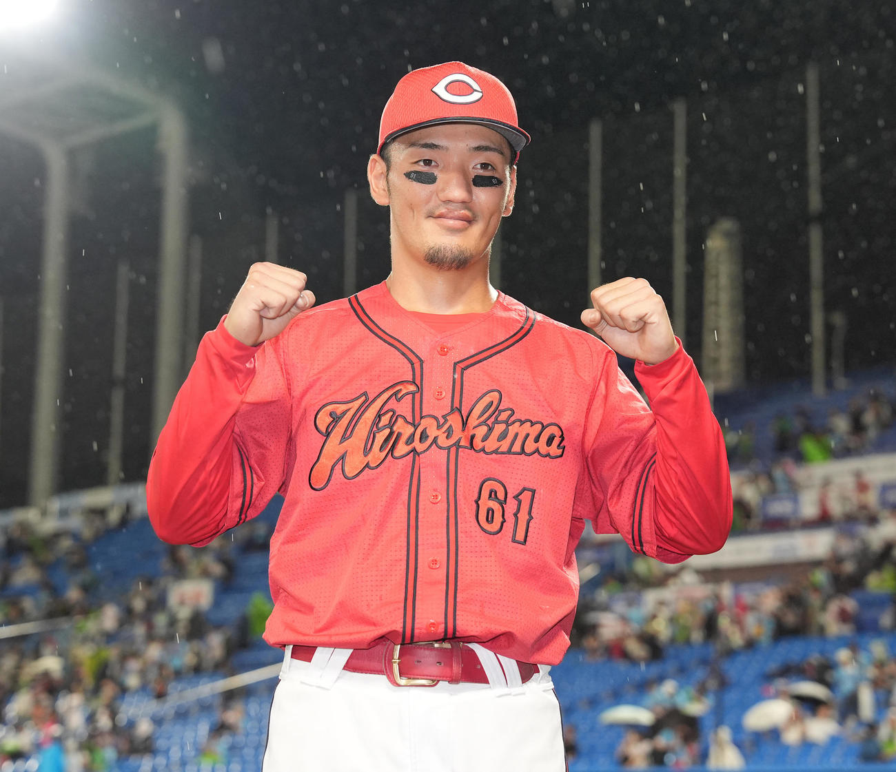 ヤクルト対広島　ヒーローインタビューを終え、ガッツポーズする広島矢野（撮影・鈴木みどり）