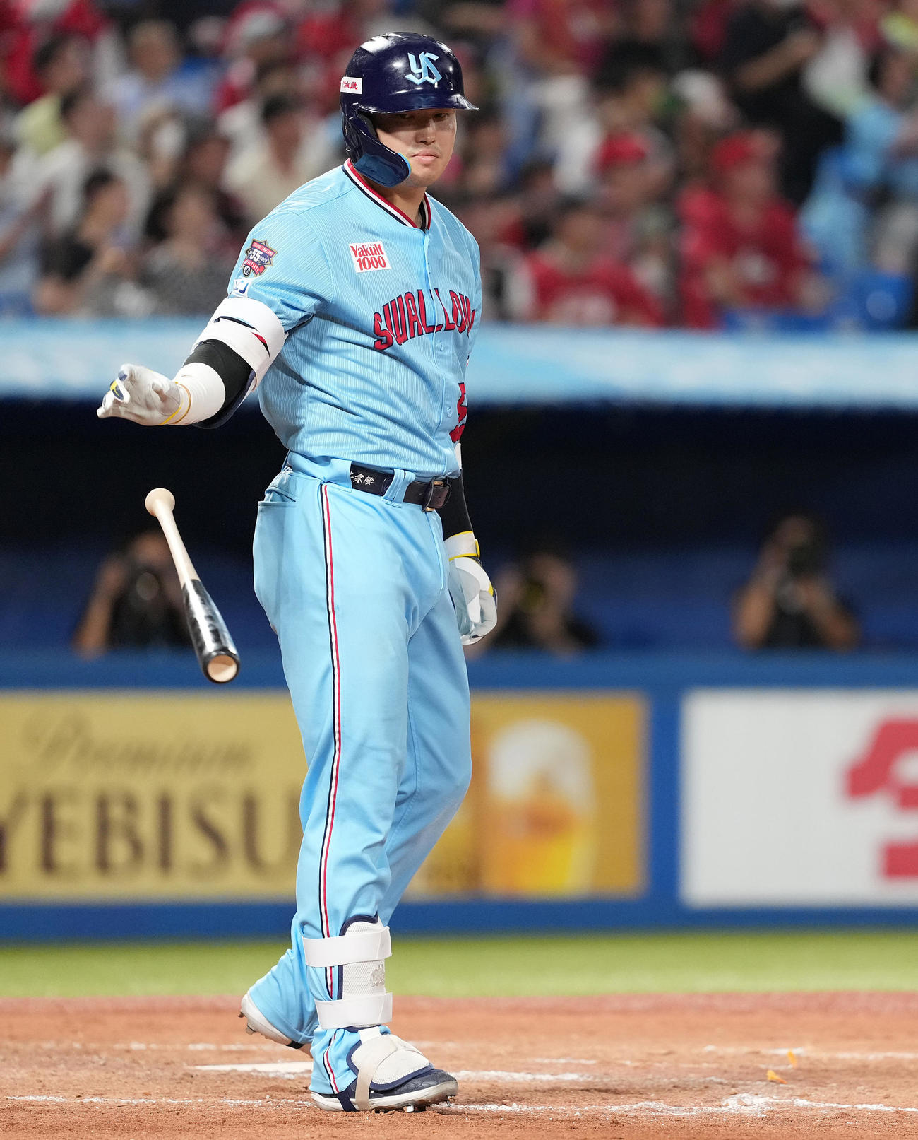 ヤクルト対広島　4回裏ヤクルト無死一塁、右中間に2点本塁打を放つ村上（撮影・鈴木みどり）