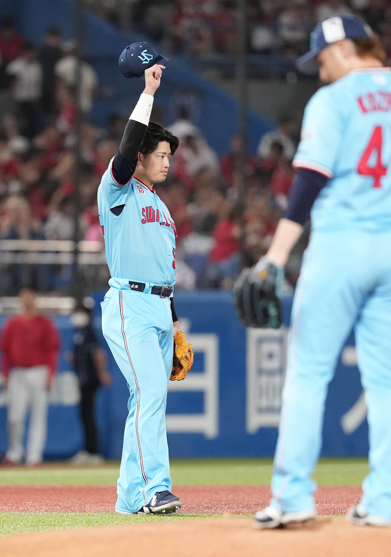 ヤクルト対広島　4回裏に2点本塁打を放ったヤクルト村上は5回表の守備に就く際、ファンの声援に応える（撮影・鈴木みどり）