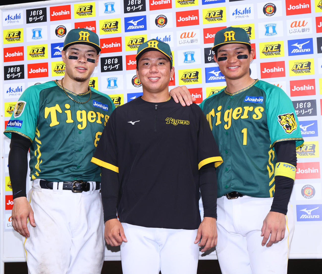 阪神対中日　ヒーローインタビューを終え、お立ち台で記念撮影する、左から佐藤輝、村上、森下（撮影・上山淳一）