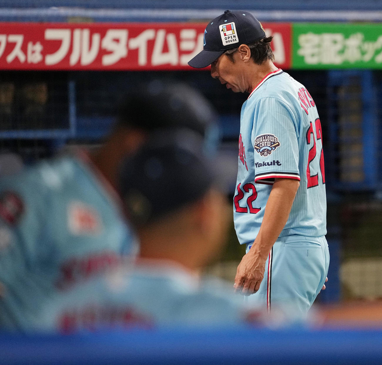 ヤクルト対広島　7回表の選手交代を告げ、ベンチへ戻るヤクルト高津監督（撮影・鈴木みどり）