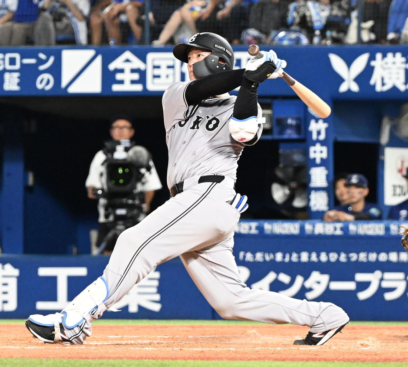 DeNA対巨人　8回表巨人2死満塁、岸田が左翼線に勝ち越し2点適時打を放つ（撮影・千葉一成）