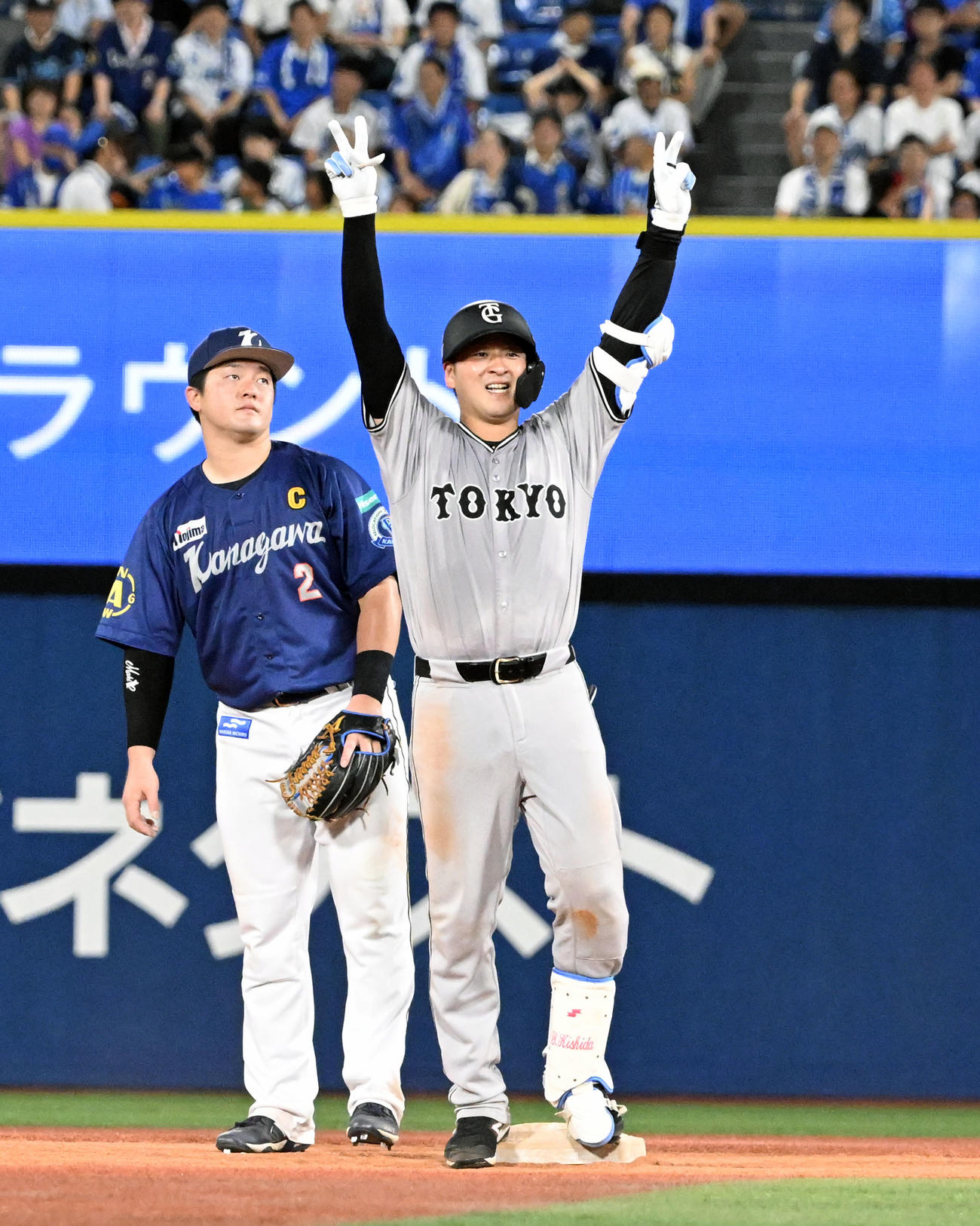 DeNA対巨人　8回表巨人2死満塁、左翼線に勝ち越しの2点適時打を放ちベンチに向かってポーズをとる岸田（右）。二塁手牧（撮影・千葉一成）