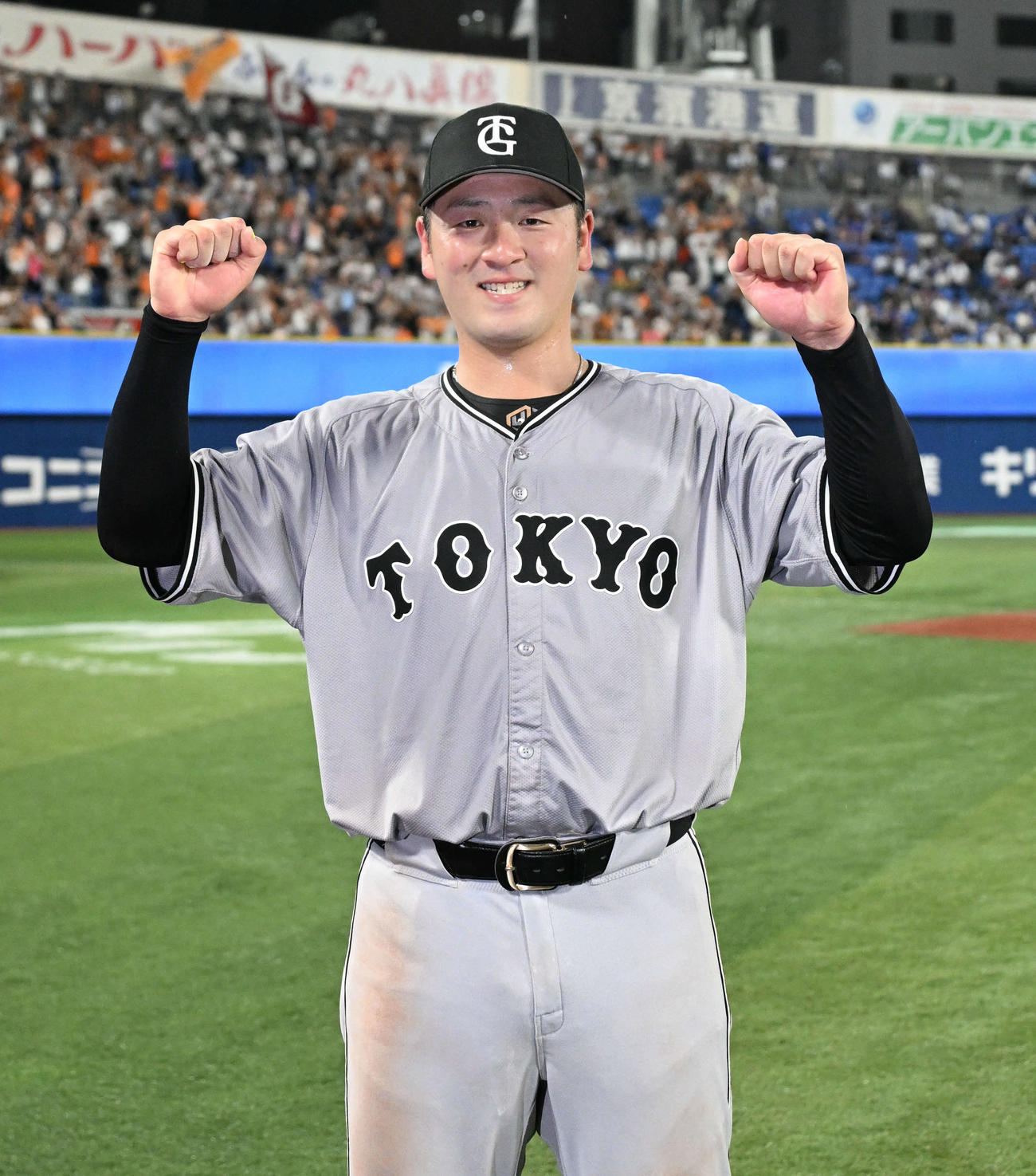 DeNA対巨人　ヒーローインタビューを終えポーズをとる巨人岸田（撮影・千葉一成）