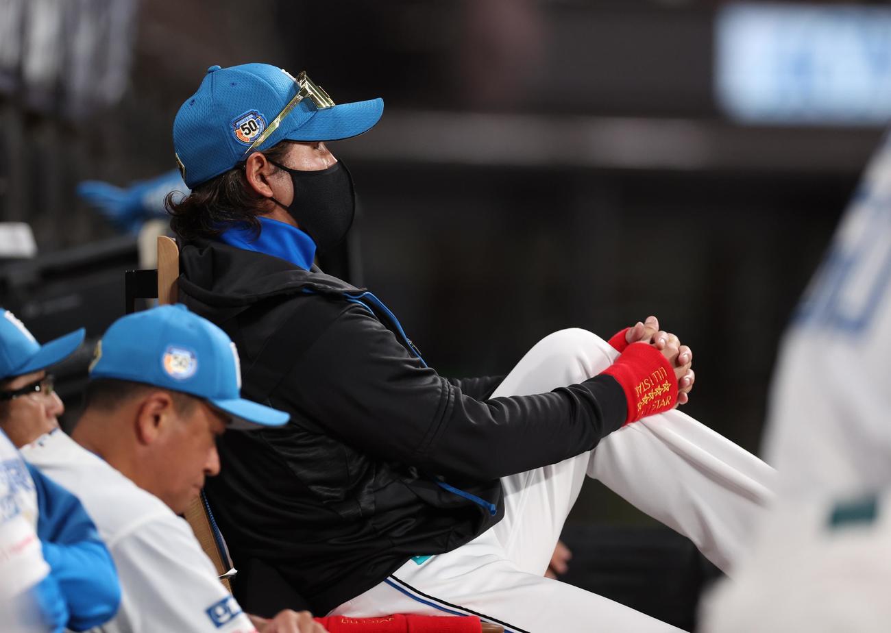 日本ハム対西武　戦況を見守る新庄監督（撮影・黒川智章）