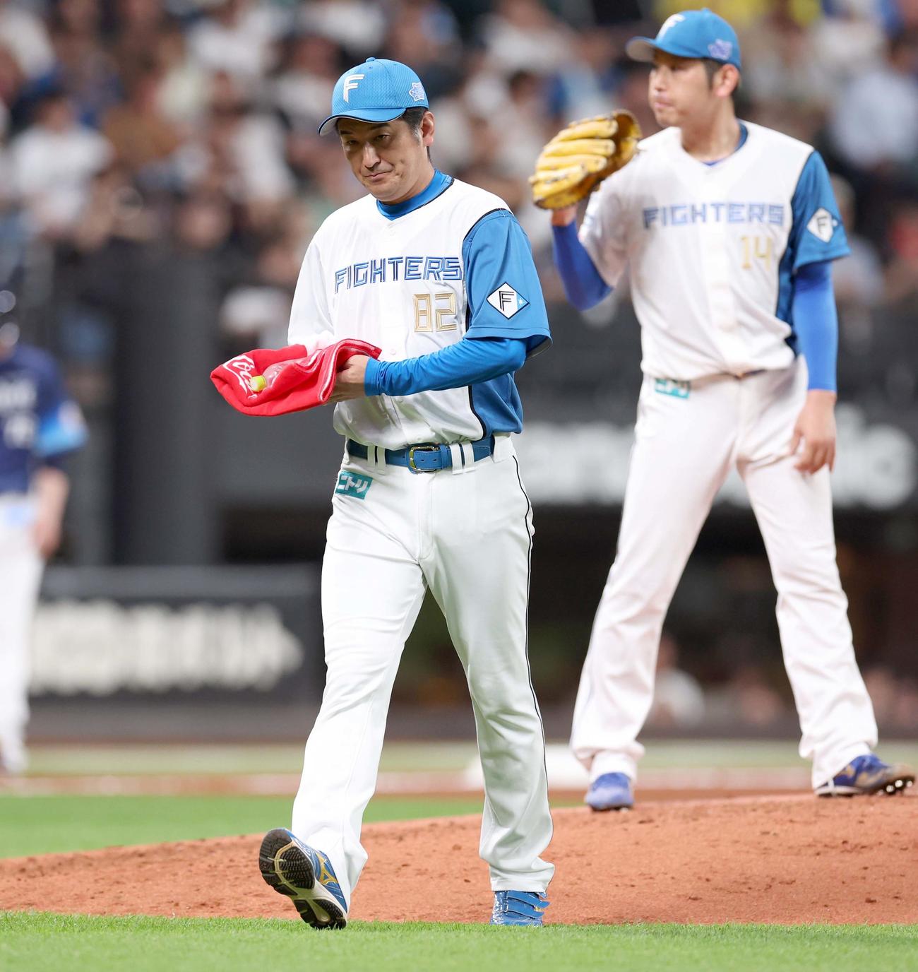 日本ハム対西武　7回表、ピンチでマウンドに行く加藤投手コーチ（撮影・黒川智章）