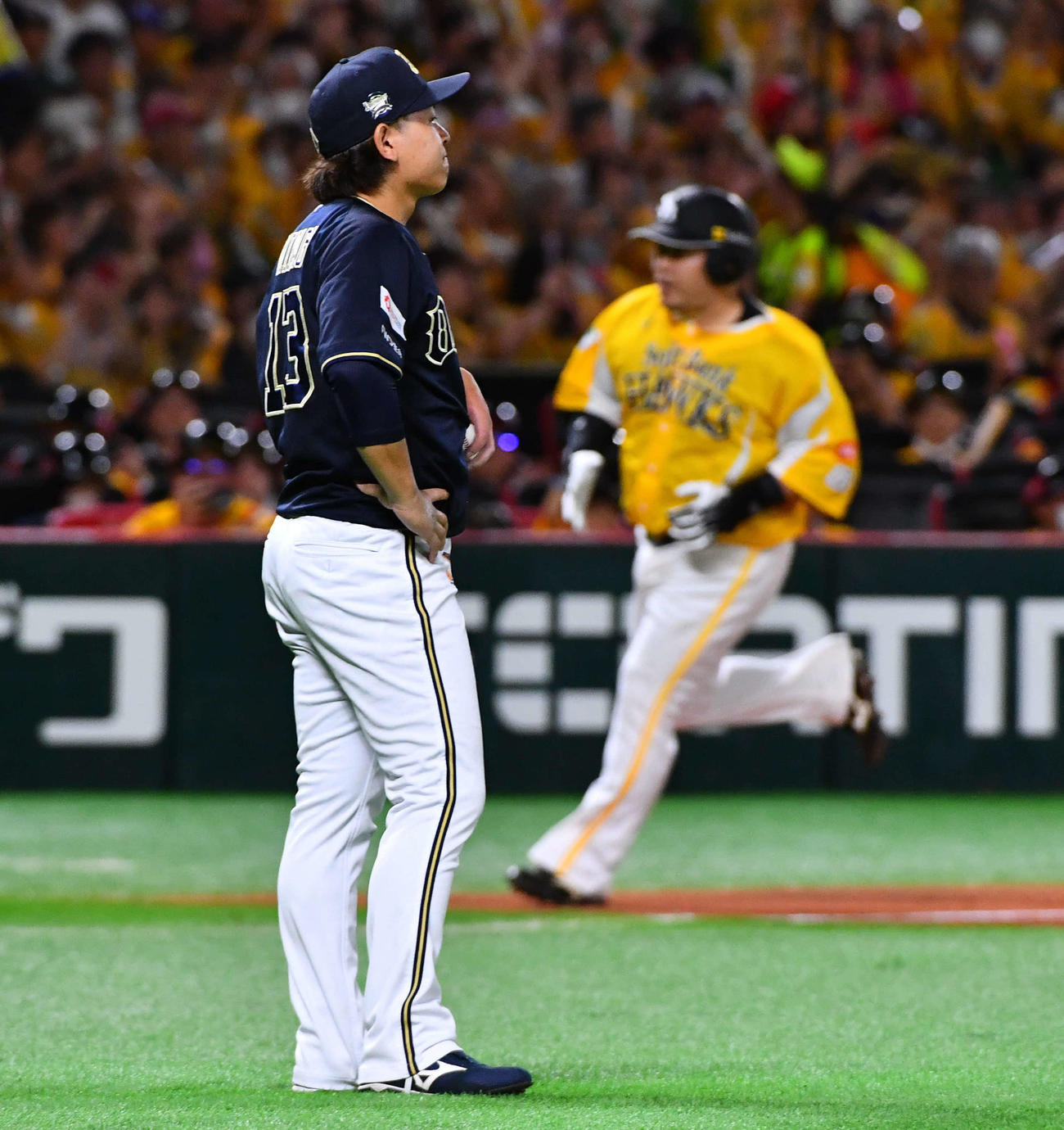 ソフトバンク対オリックス　1回裏ソフトバンク2死一塁、山川（右）に先制の左越え2点本塁打を打たれた宮城（撮影・岩下翔太）