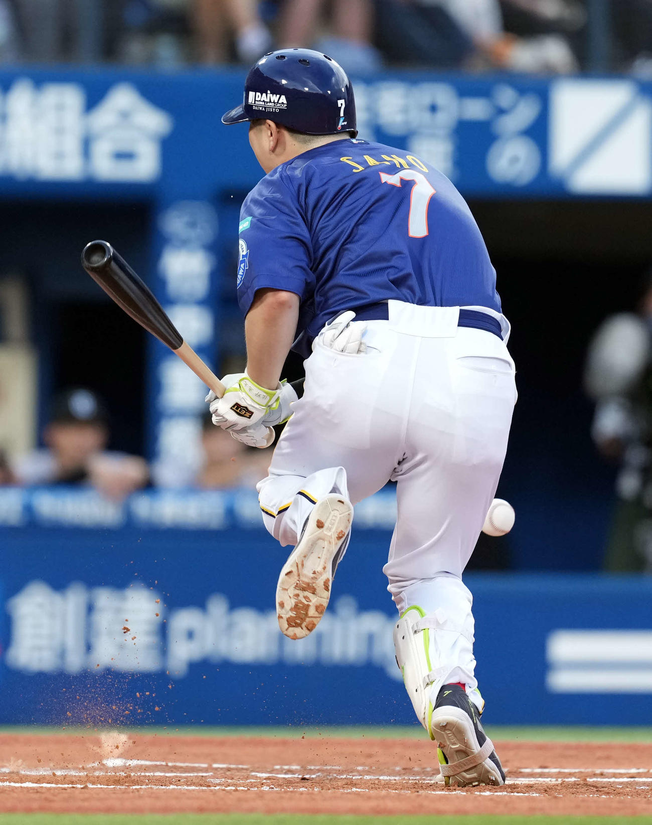 DeNA対巨人　1回裏DeNA2死、死球を受ける佐野（撮影・たえ見朱実）