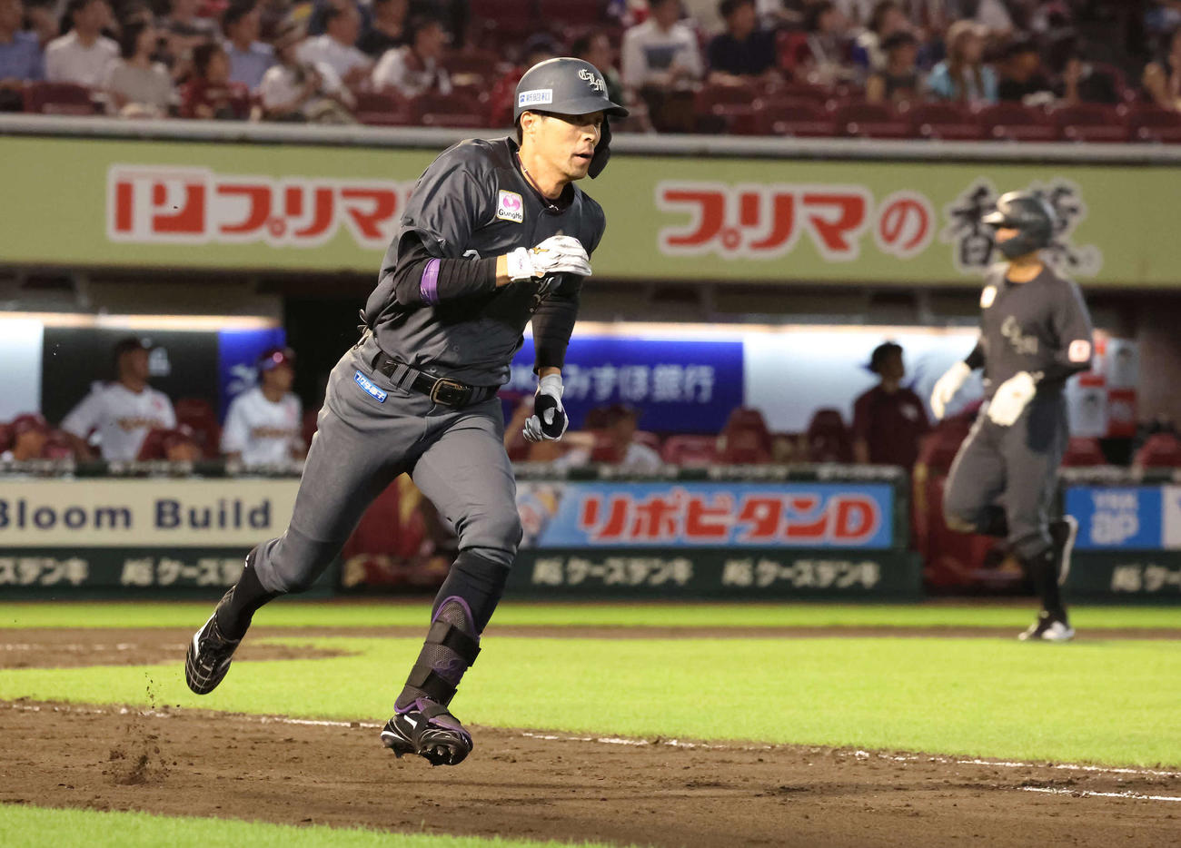 楽天対ロッテ　8回表ロッテ2死二、三塁、岡は左前に2点適時打を放つ（撮影・丹羽敏通）
