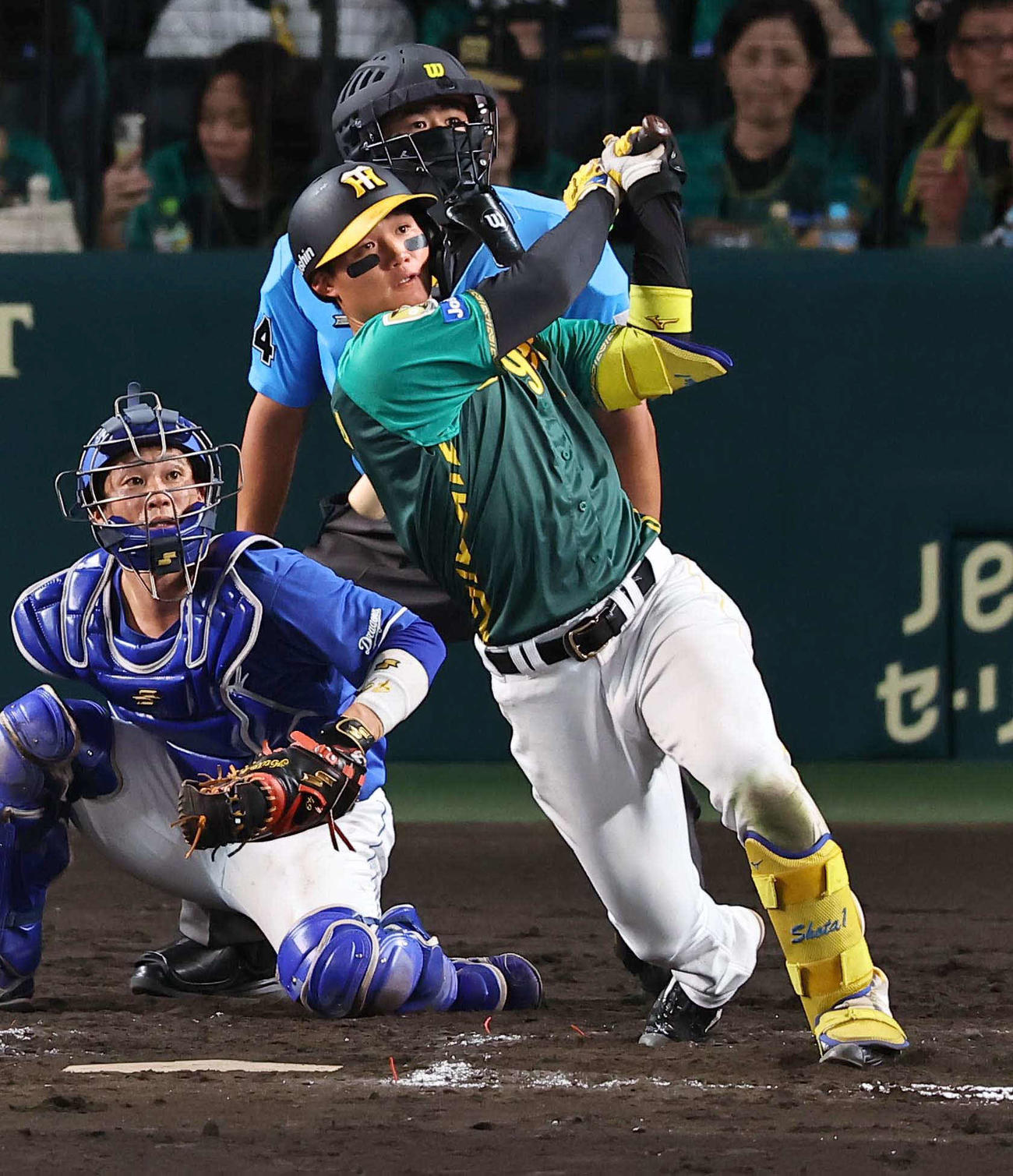 阪神対中日　7回裏阪神2死一、二塁、森下は左越えに3点本塁打を放つ（撮影・上田博志）