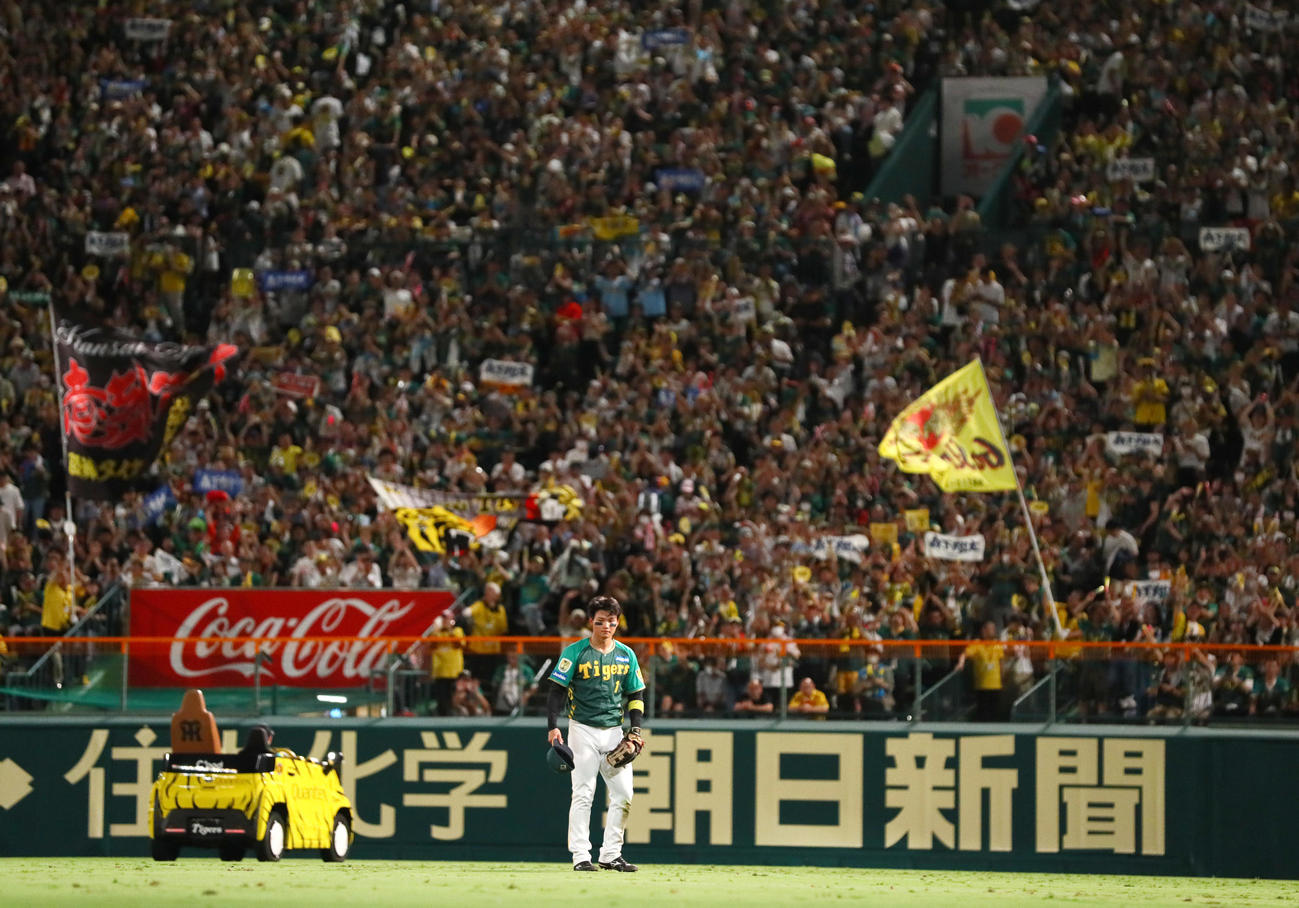 阪神対中日　7回裏に左越え3点本塁打を放った森下（手前）は阪神ファンの祝福に帽子を取って応える（撮影・上山淳一）