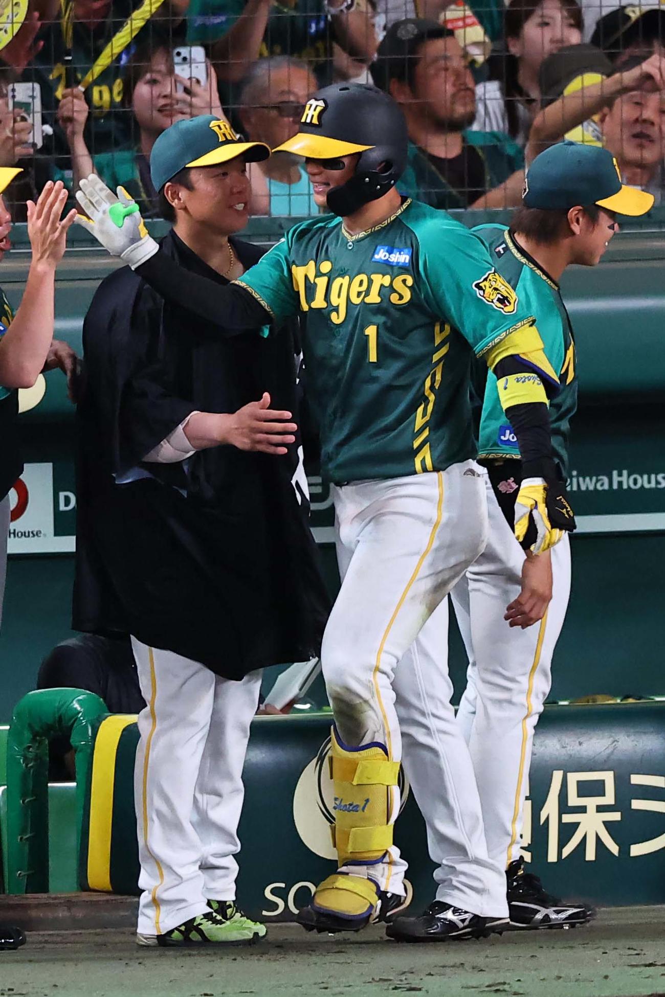 阪神対中日　7回裏阪神2死一、二塁、左越え3点本塁打を放った森下（右）を笑顔で出迎える村上（撮影・上田博志）