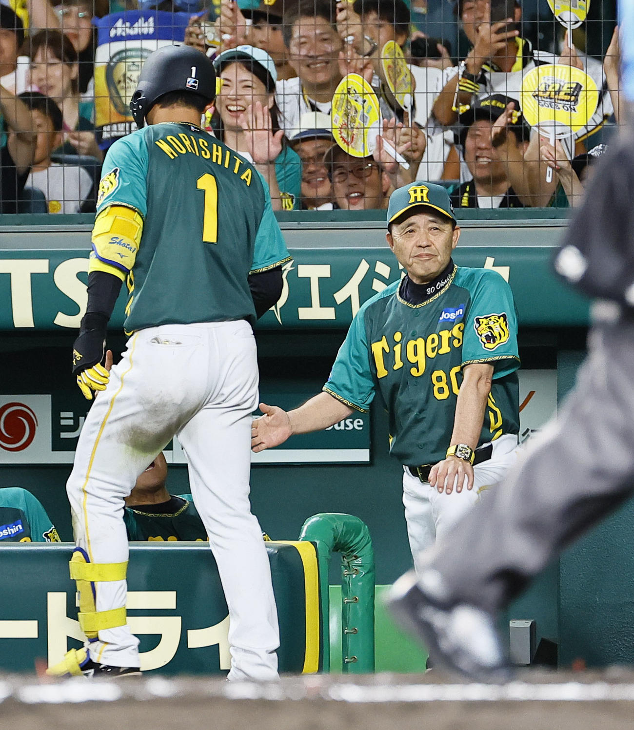 阪神対中日　7回裏阪神阪神2死一、二塁、左越えに3点本塁打を放った森下を出迎える岡田監督（撮影・藤尾明華）